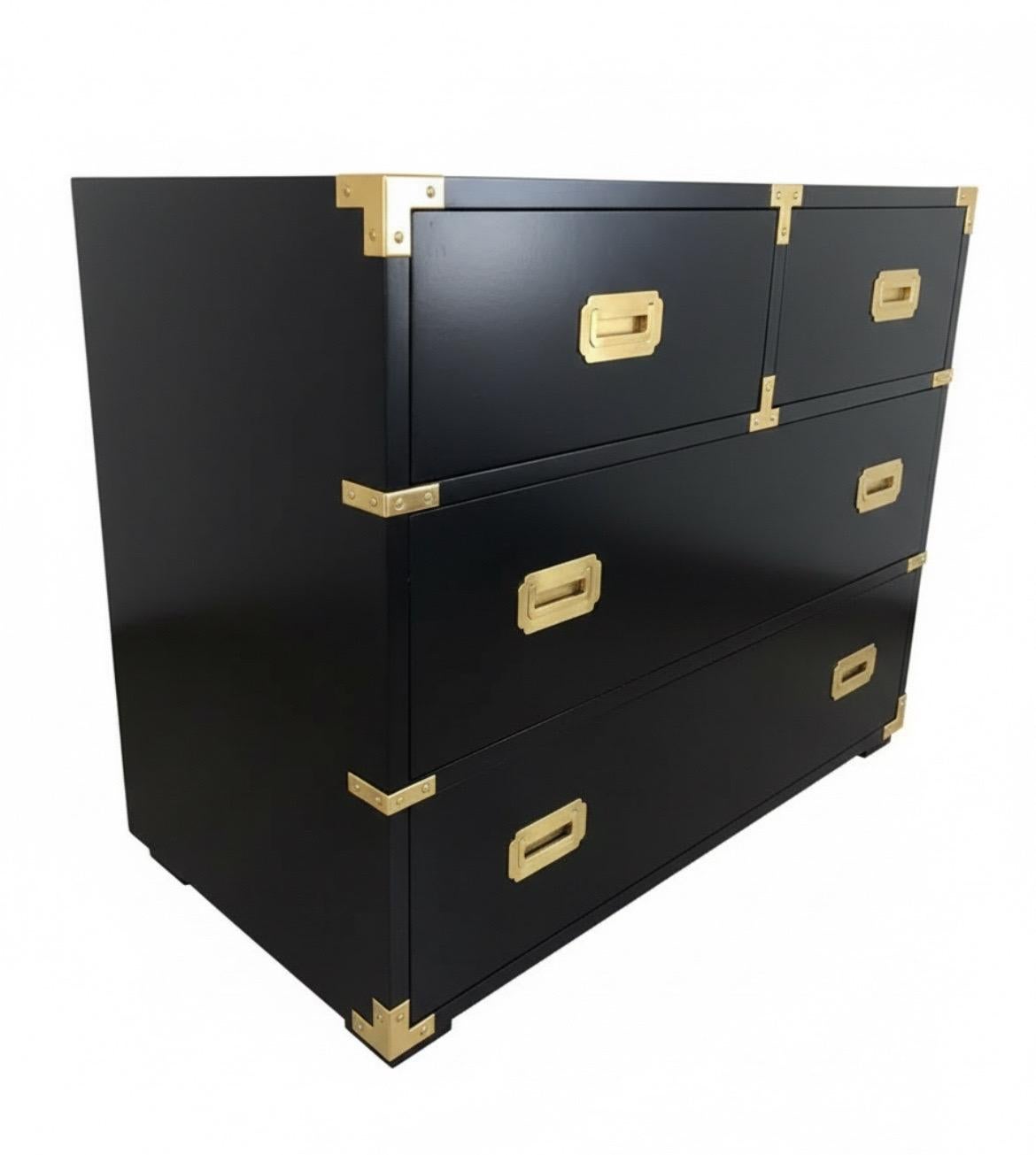 Striking Pair of Vintage Henredon Campaign Chests in Black Lacquer in vendita 3