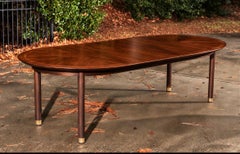 Majestuosa mesa de comedor elíptica de nogal, diseñada por Michael Taylor para Baker, hacia 1958