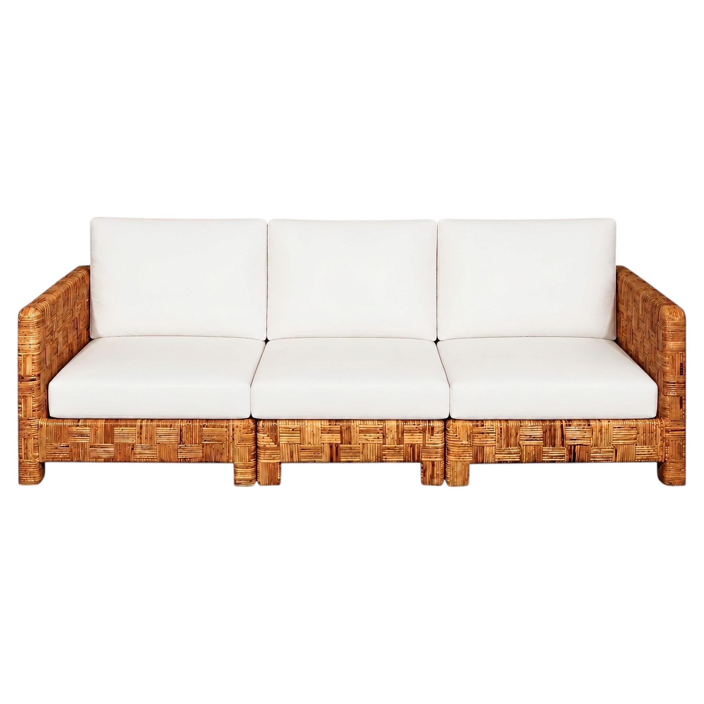 Strahlendes, restauriertes Parsons-Sofa im Vintage-Stil mit Rattan-Korbgeflecht
