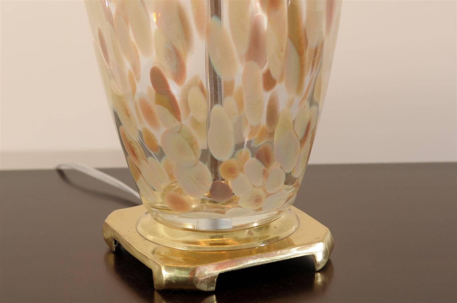 Atemberaubendes Paar mundgeblasener Murano-Lampen mit Messing- und Lucite-Akzenten (Geblasenes Glas) im Angebot
