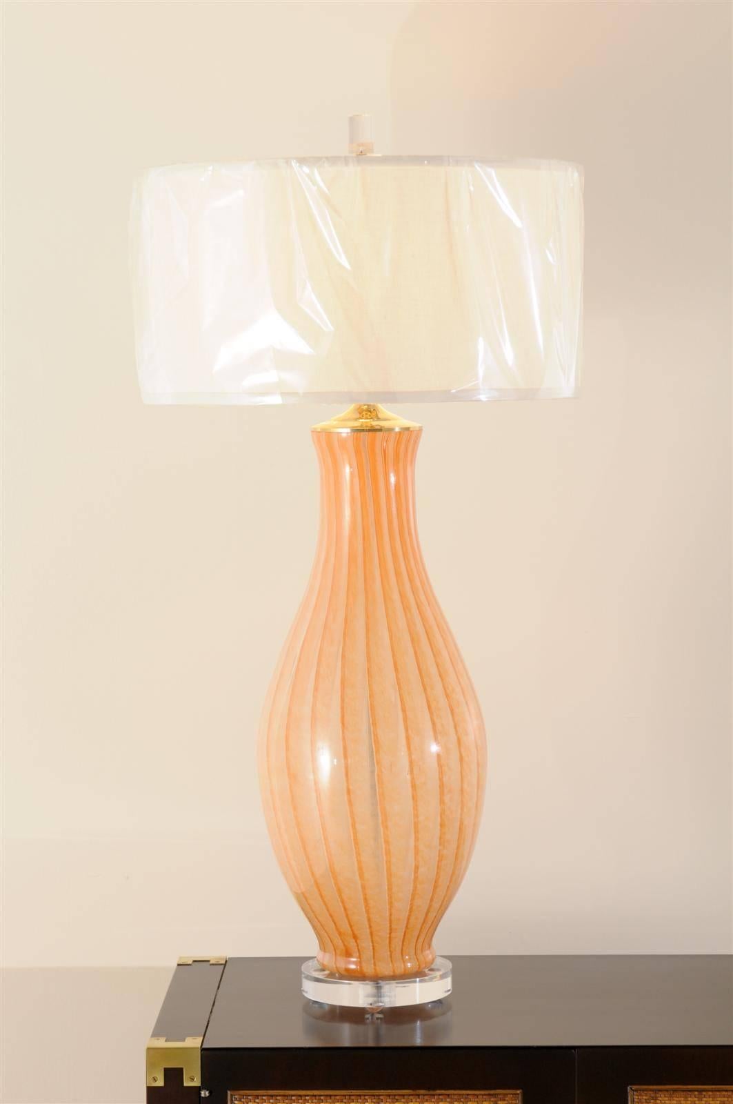 Une belle paire de lampes monumentales soufflées de Murano, vers 1970. Forme et couleur exquises. Des bijoux étonnants ! Restaurés et en parfait état. Les lampes ont été recâblées avec un cordon transparent et sont montées sur un nouveau socle en