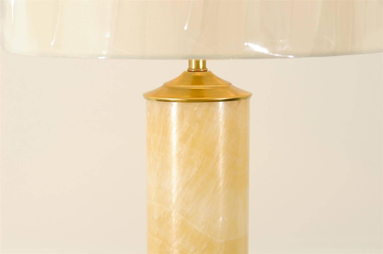 Inconnu Paire de grandes lampes cylindriques en marbre à grande échelle avec détails en laiton et en verre en vente