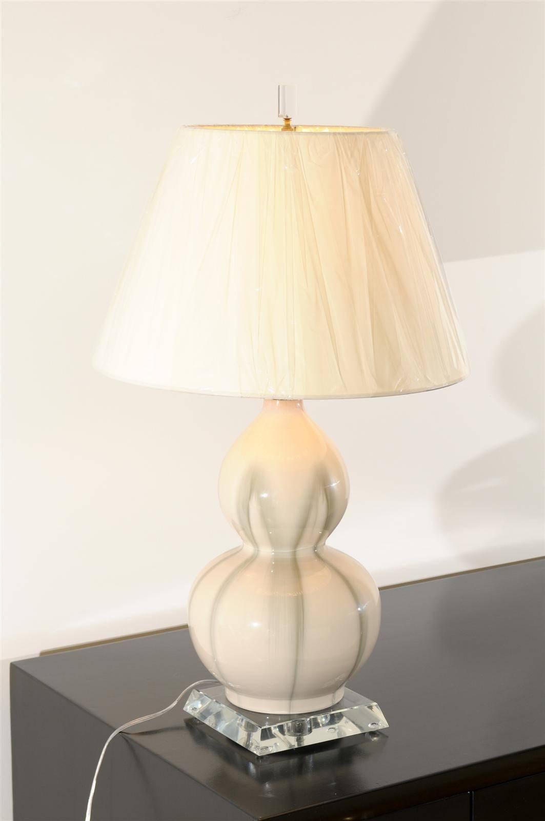 Laiton Paire de lampes gourde en céramique de couleur crème et céladon en vente