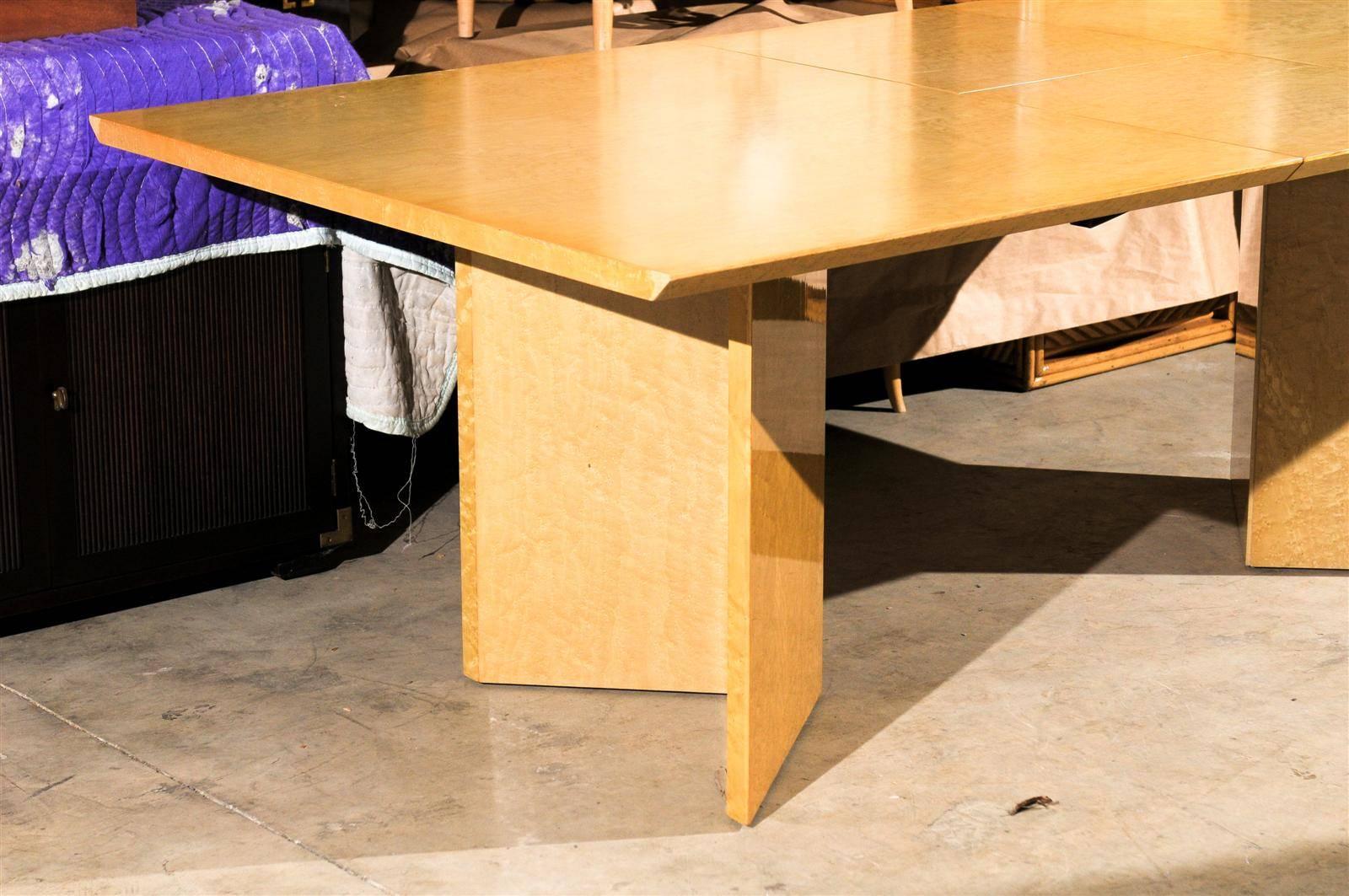 Inconnu Magnifique table de salle à manger ou de conférence à rallonge en érable piqué avec bord en forme d'oiseau en vente