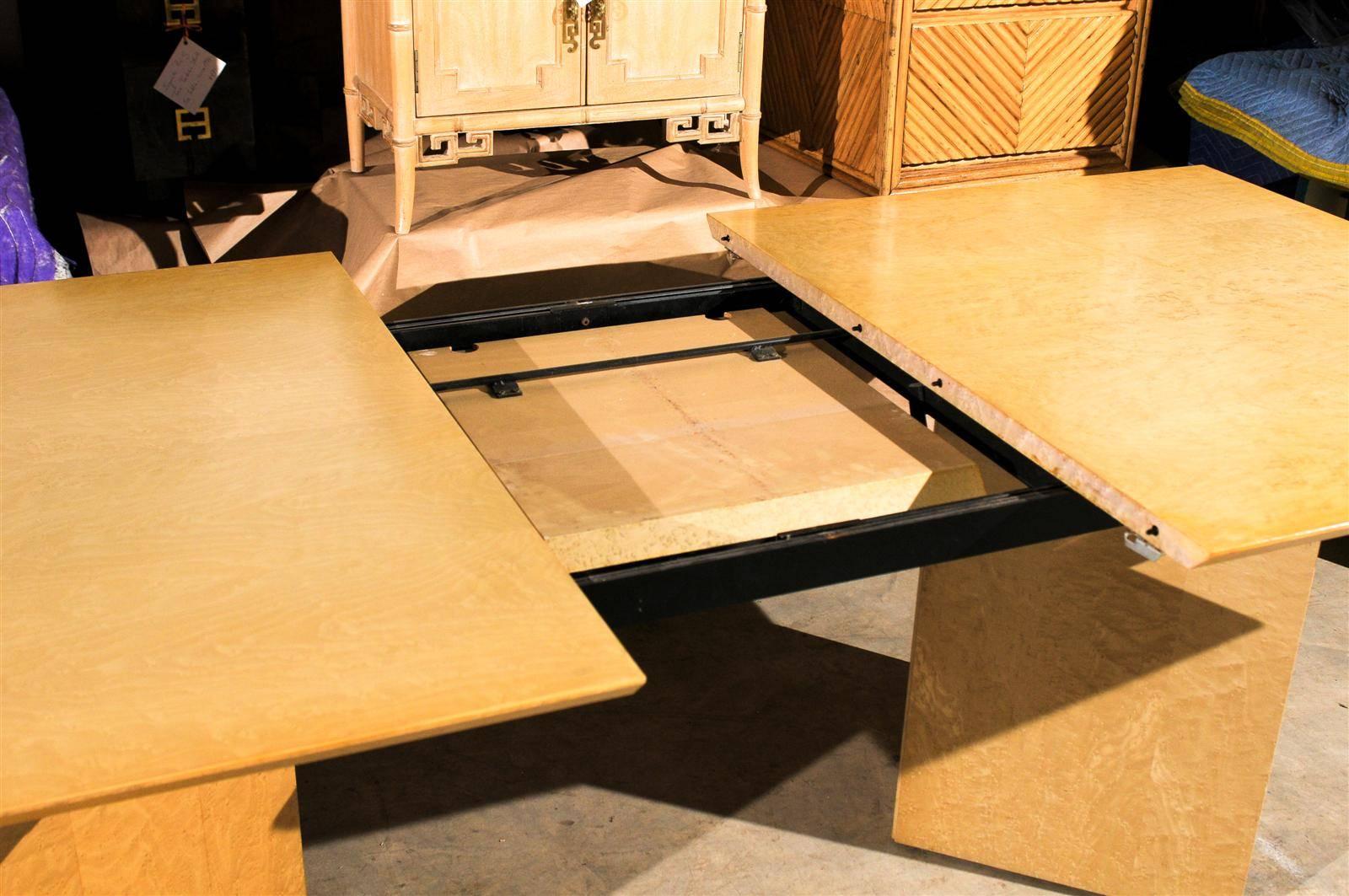 Magnifique table de salle à manger ou de conférence à rallonge en érable piqué avec bord en forme d'oiseau en vente 1