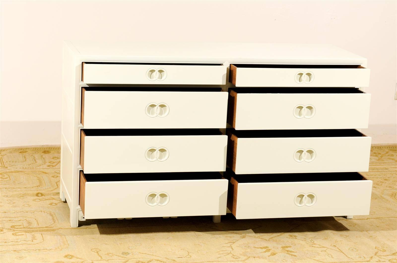 American Stellar Restored Eight-Drawer Chest by Baker in Cream Lacquer, circa 1970 For Sale