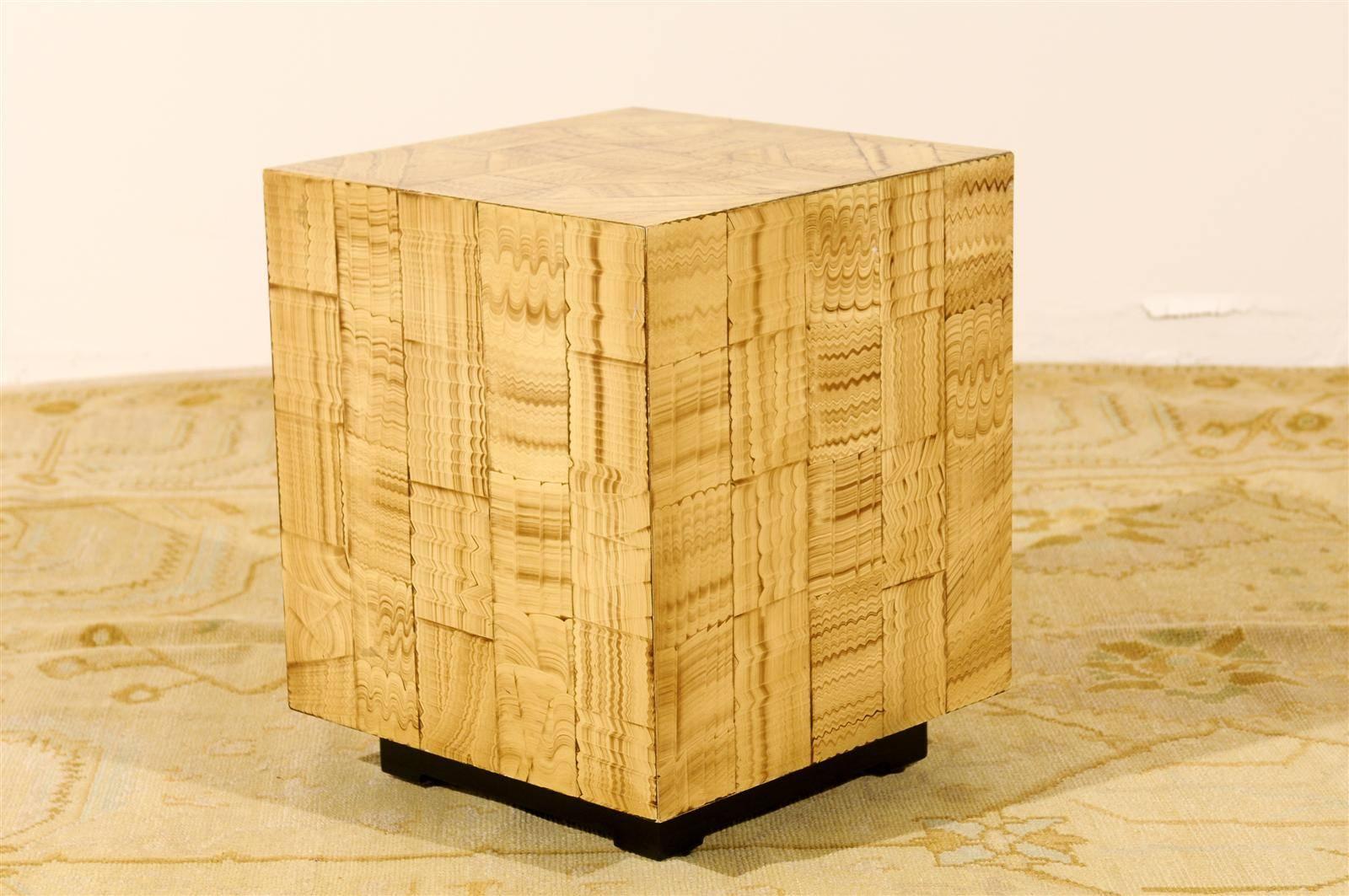 Ces magnifiques tables cubiques sont expédiées telles que photographiées et décrites dans l'annonce : Excellent état restauré et prêt à être installé.

Une fabuleuse paire de cubes laqués à la main sur un socle en laque noire. Construction en bois