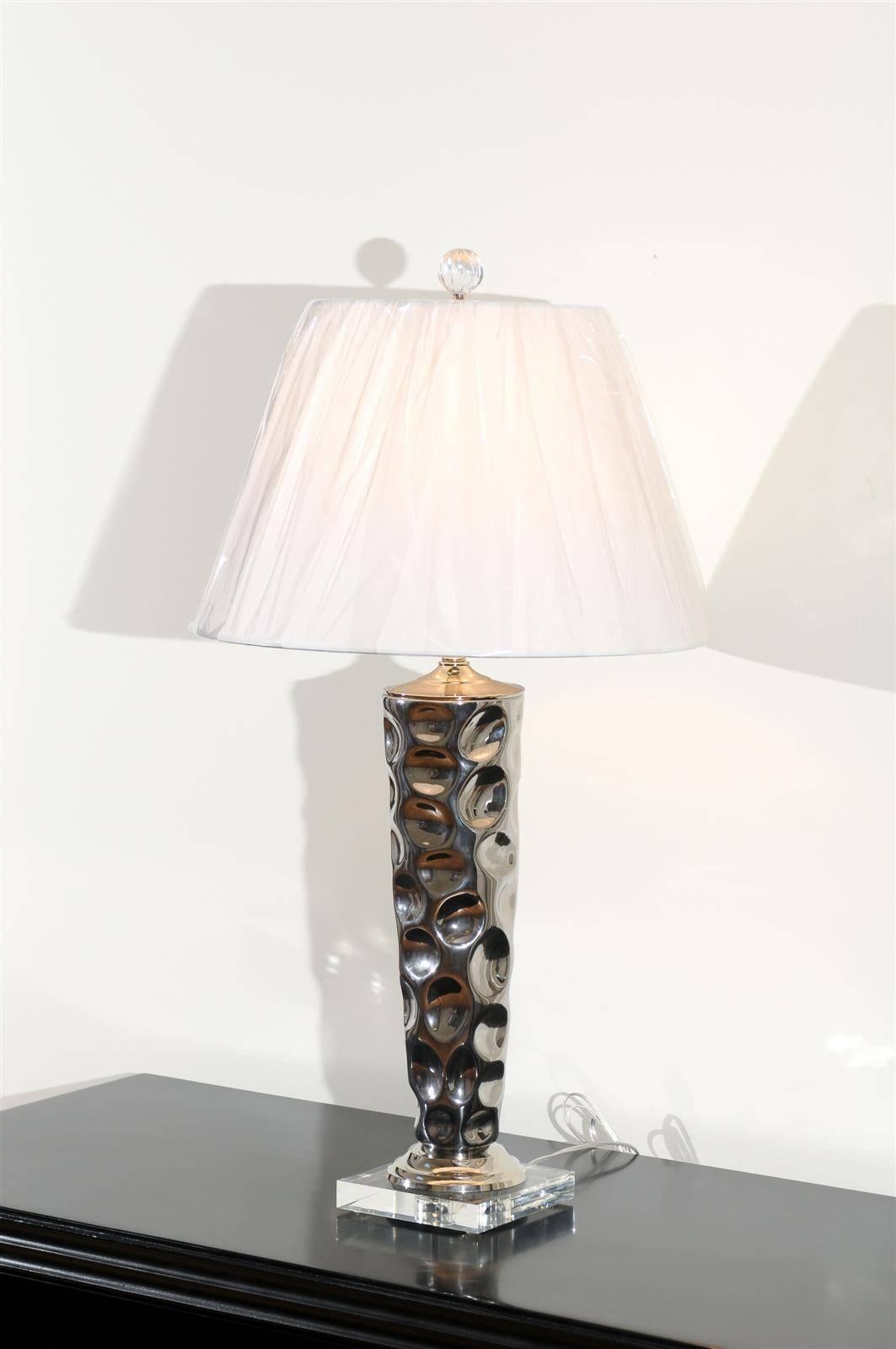 Paire de lampes Tornado modernes en céramique avec détails en nickel et lucite en vente 3