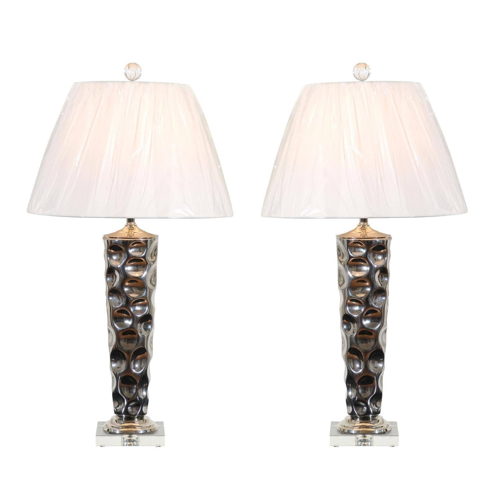 Coppia di lampade moderne Tornado in ceramica con accenti di nichel e lucite