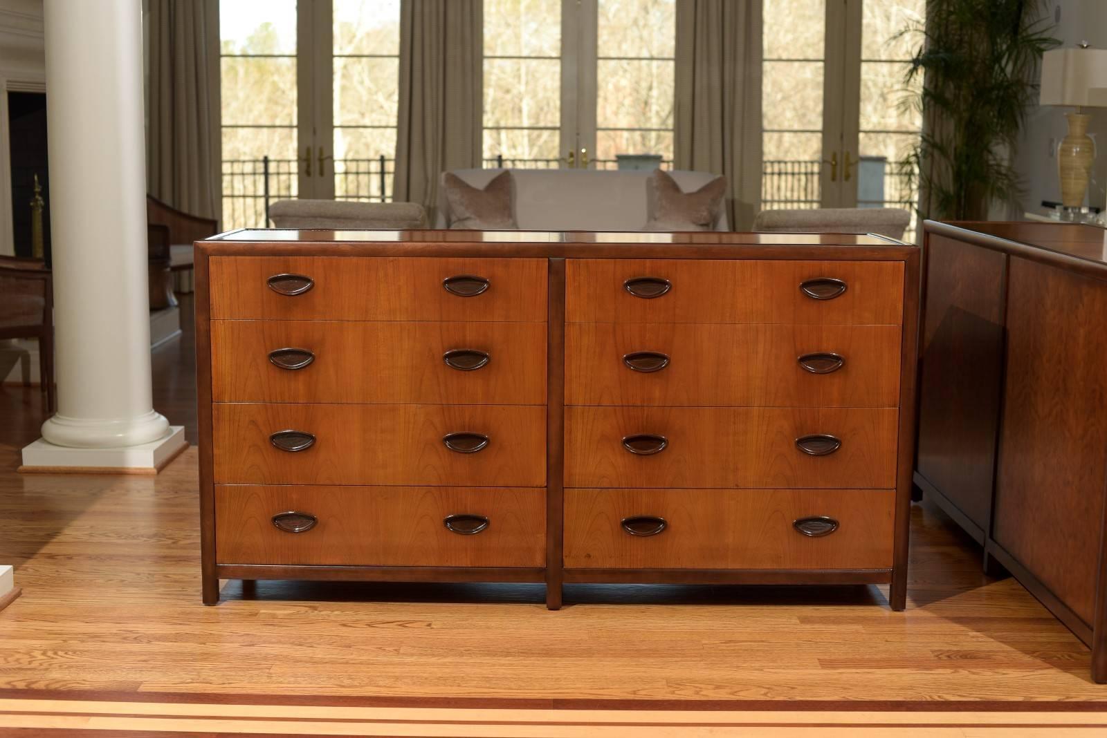 Spectaculaire commode à 8 tiroirs restaurée de Michael Taylor pour Baker, datant d'environ 1960  en vente 1