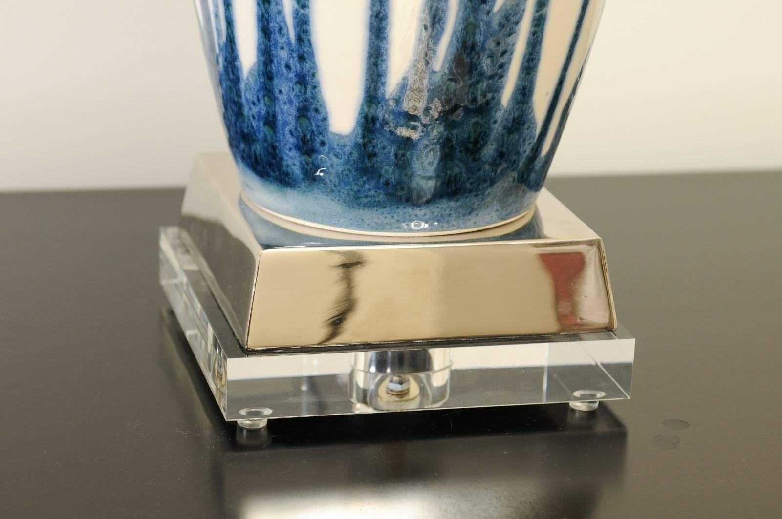 Ein schönes Paar maßgefertigter portugiesischer Tropfen-Keramiklampen in Blau und Creme im Angebot 3