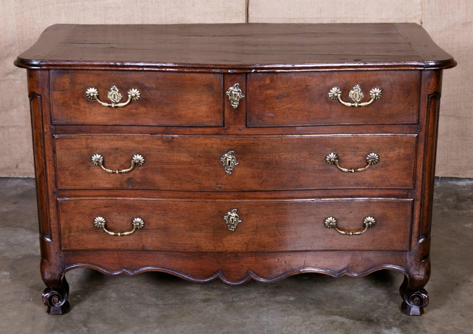 Lovely 18th century French Louis XV period commode de port handcrafted of
solid walnut by skilled artisans from the Bordeaux region of France. The arbalète shaped top displays the warm and rich patina found throughout. Four drawers, two larger