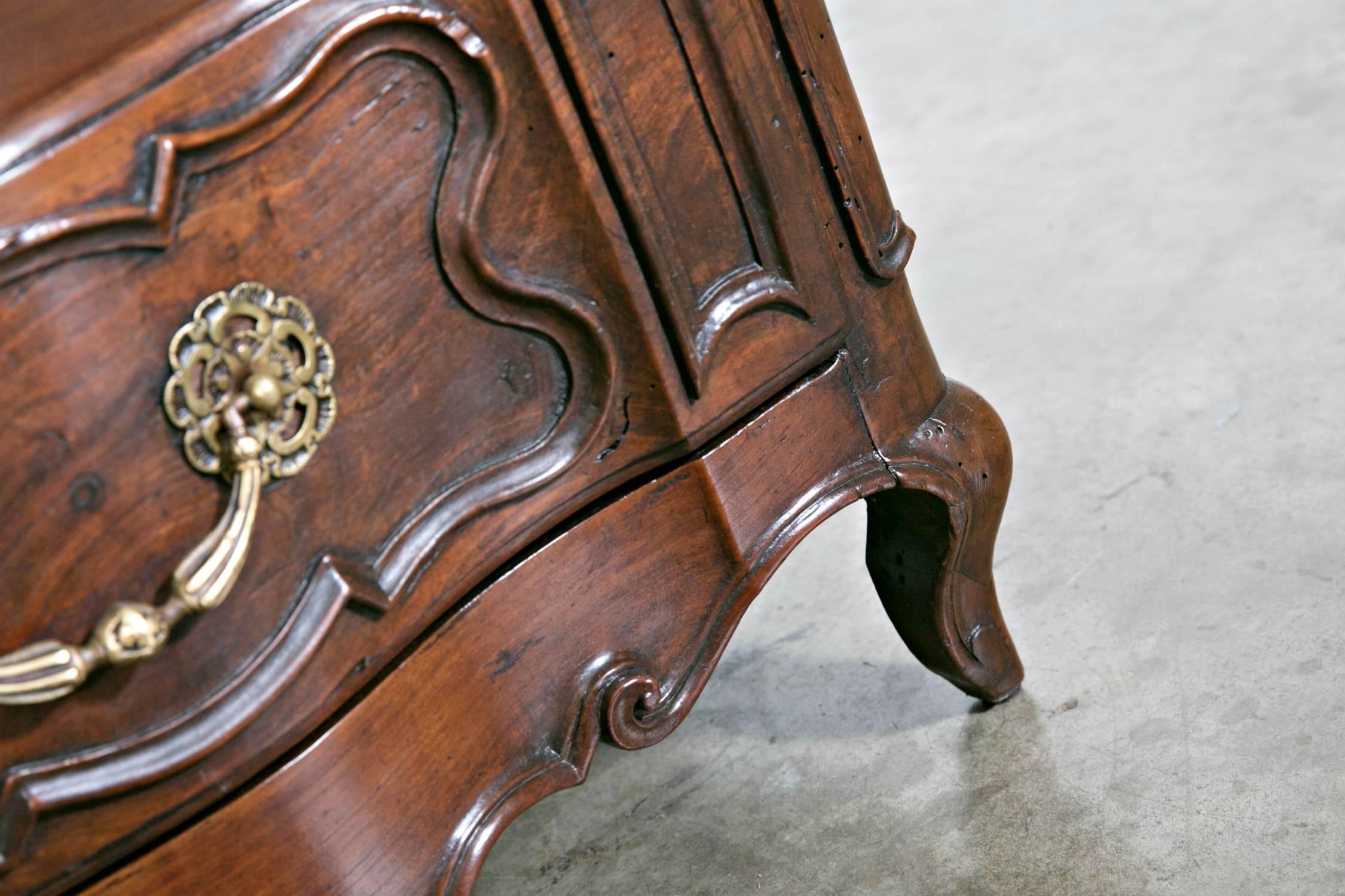 18th Century French Louis XV Period Lyonnaise Commode en Arbalete in Walnut For Sale 6