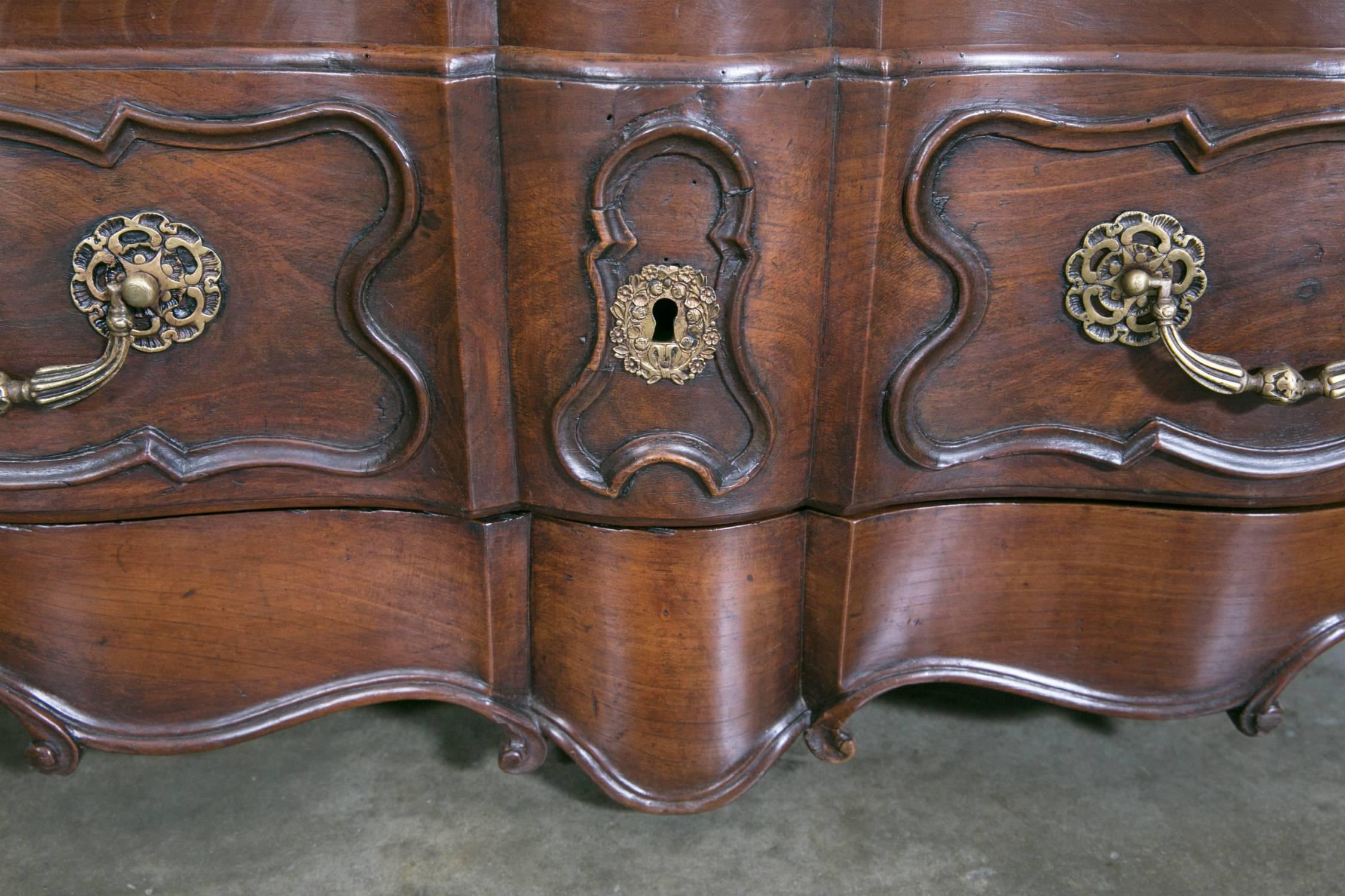 18th Century French Louis XV Period Lyonnaise Commode en Arbalete in Walnut For Sale 5