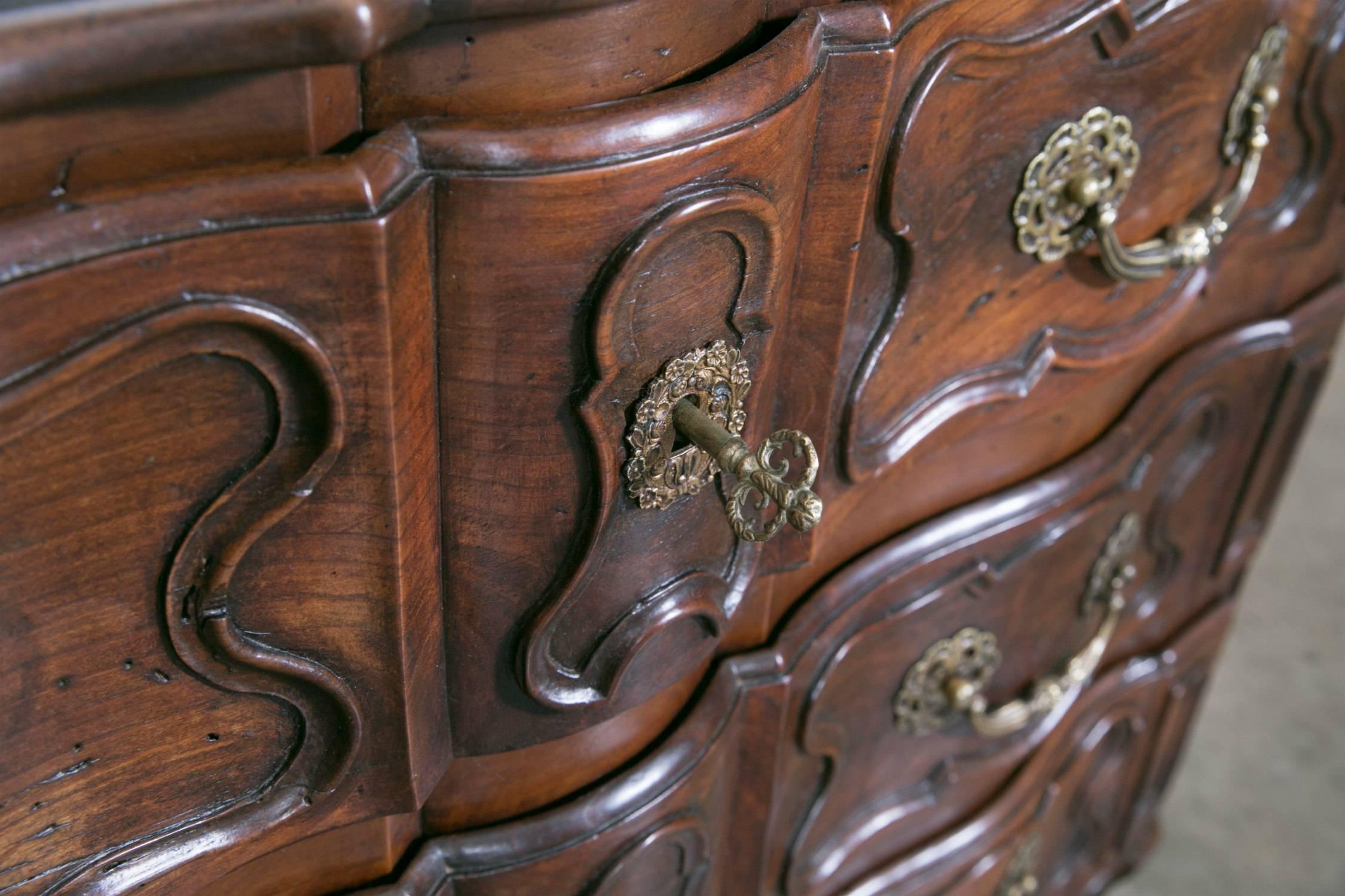 Noce Commode en Arbalete in noce del XVIII secolo, periodo Luigi XV, francese in vendita