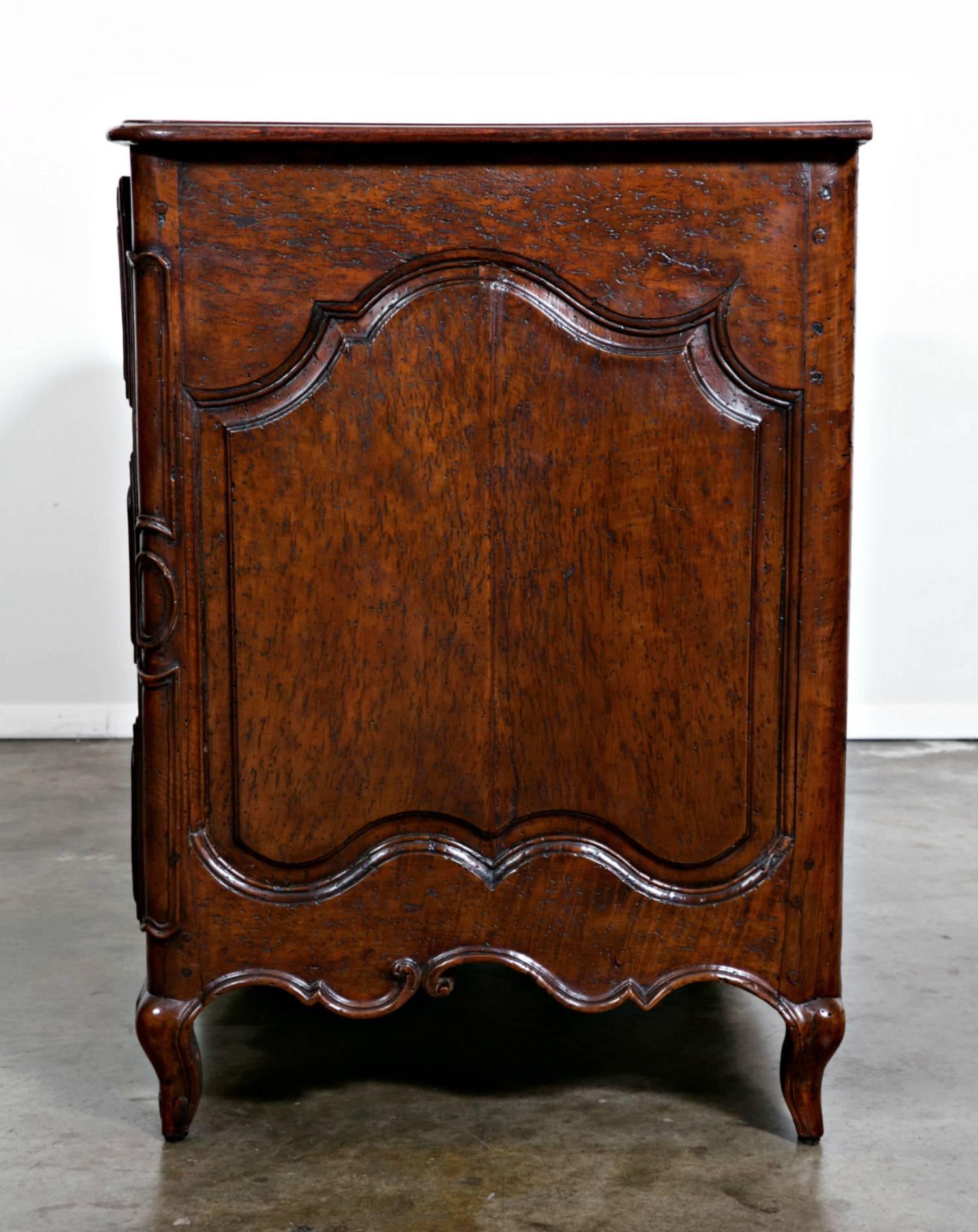 18th Century French Louis XV Period Lyonnaise Commode en Arbalete in Walnut For Sale 4