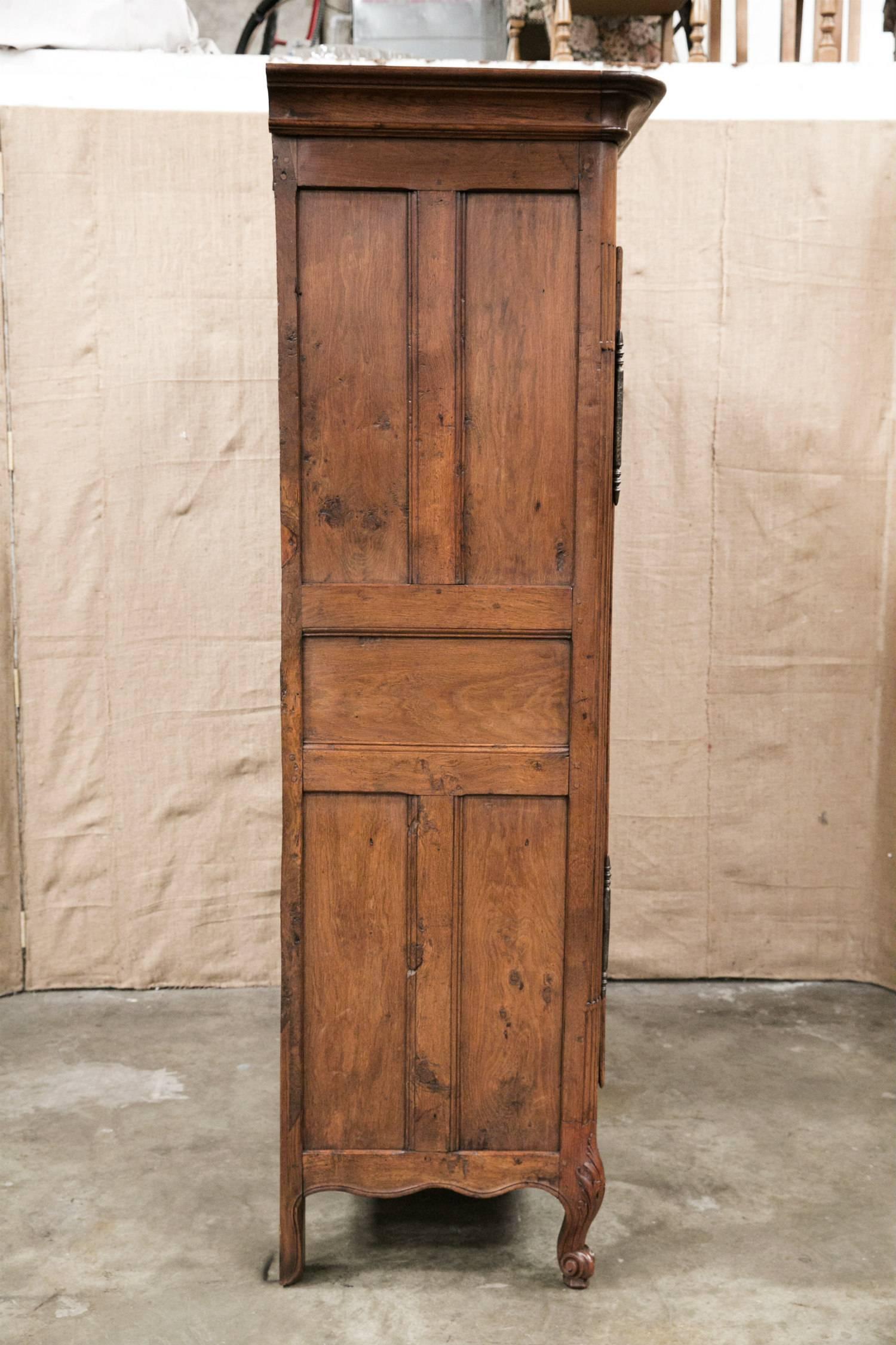 Hand Carved Early 19th Century Country French Louis XV Style Armoire In Excellent Condition In Birmingham, AL