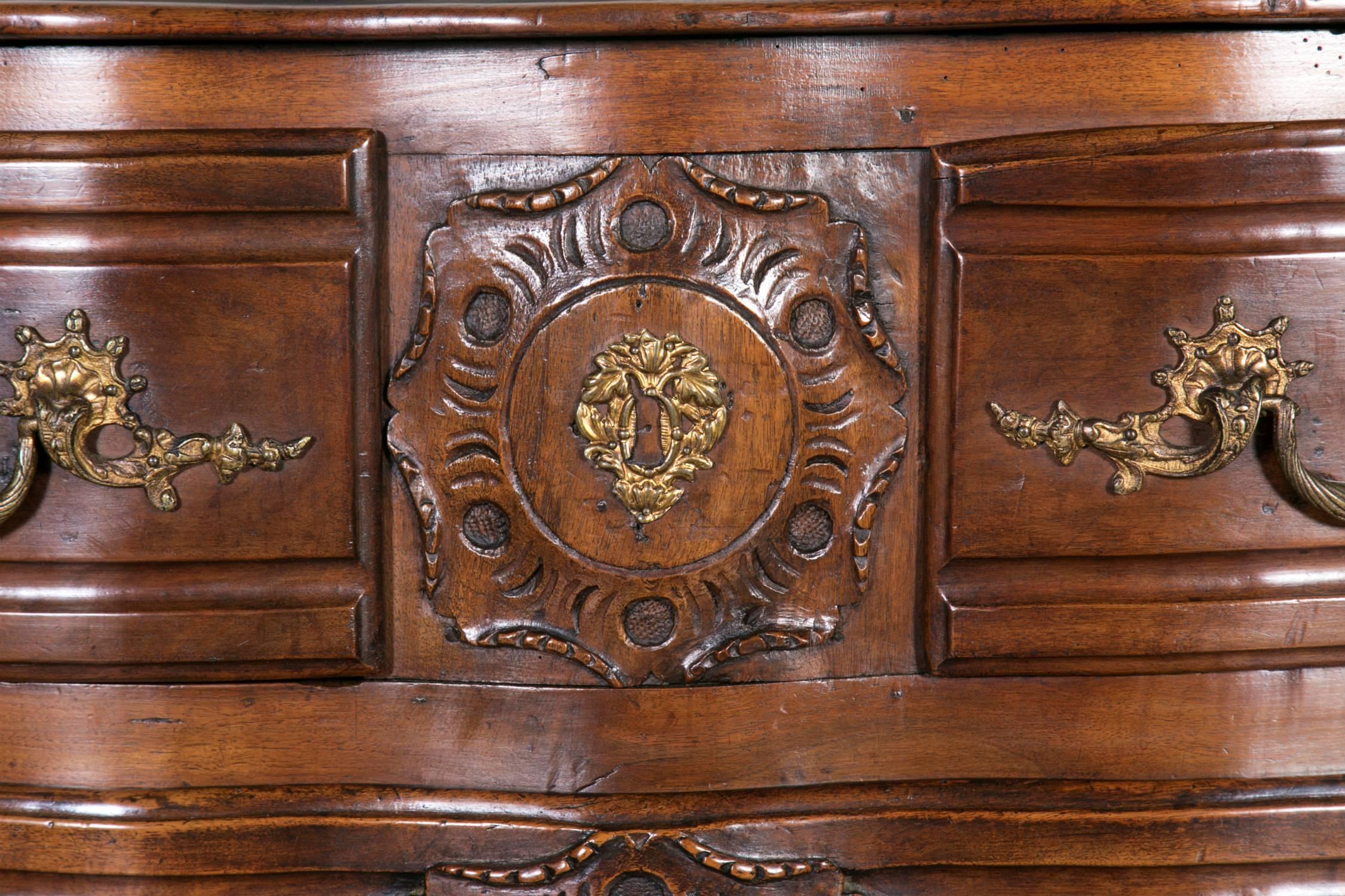 Exceptionnelle commode lyonnaise du 18ème siècle d'époque Régence avec galbe en vente 3