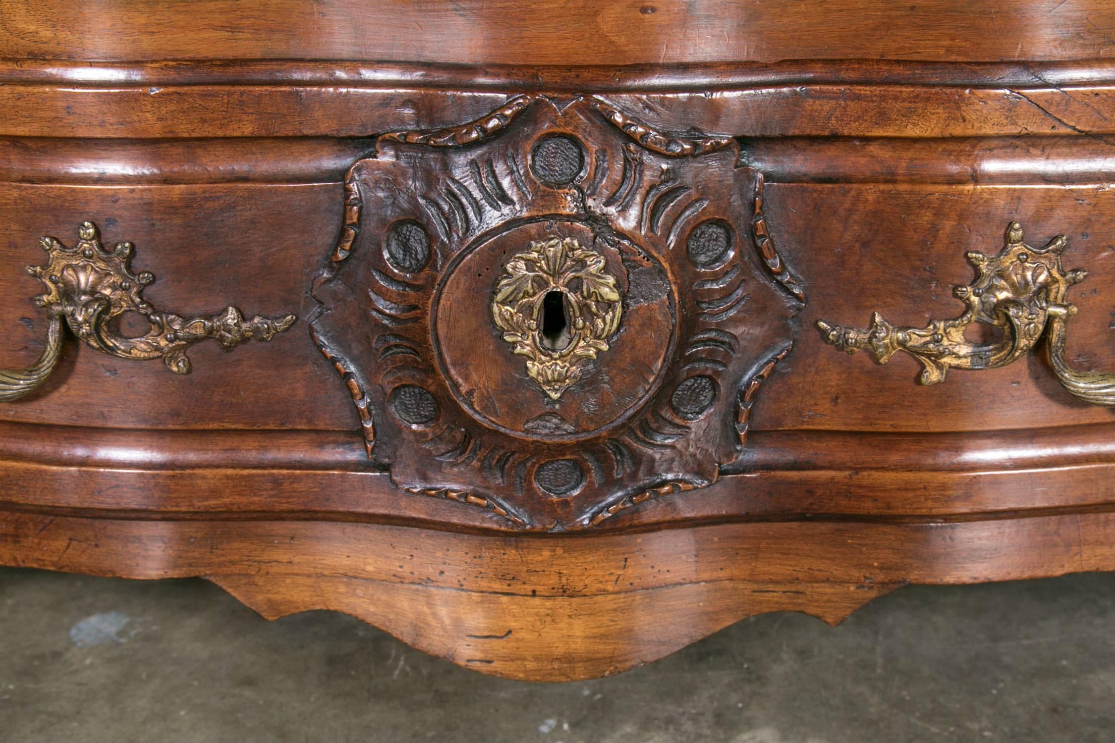 Exceptionnelle commode lyonnaise du 18ème siècle d'époque Régence avec galbe en vente 9
