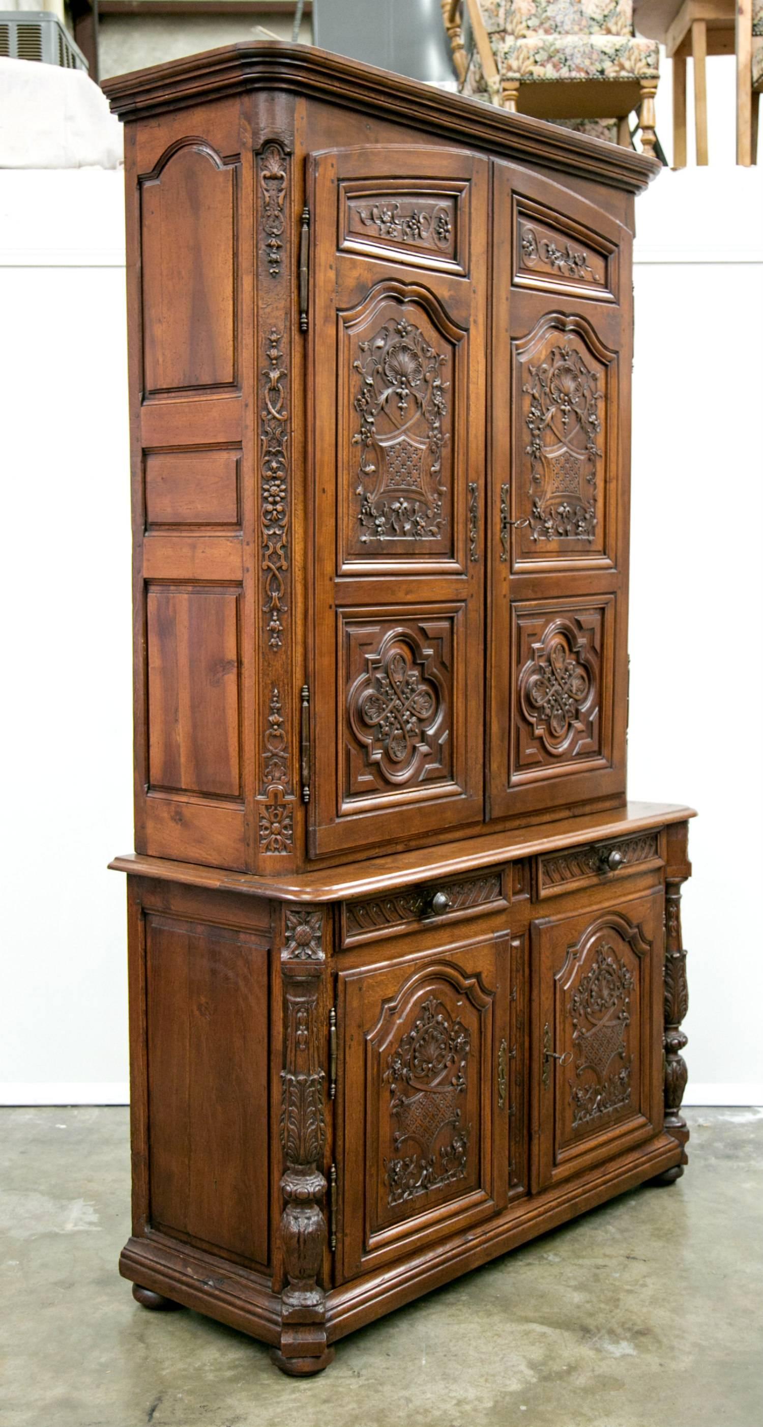 Charming country French Louis XIV period buffet a deux corps having an upper cabinet sculpted from select French walnut with triple paneled doors that open to reveal three shelves, sitting atop a lower buffet of dense, old-growth quarter-sawn oak
