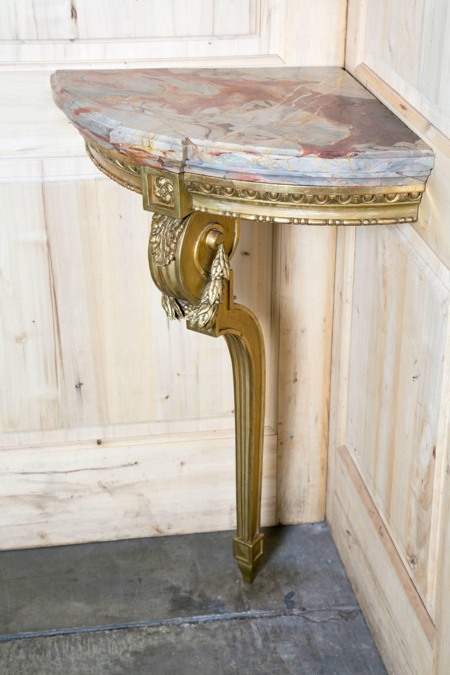 Eckkonsole aus Louis XVI-Giltwood mit Marmorplatte aus dem frühen 19. (Louis XVI.) im Angebot