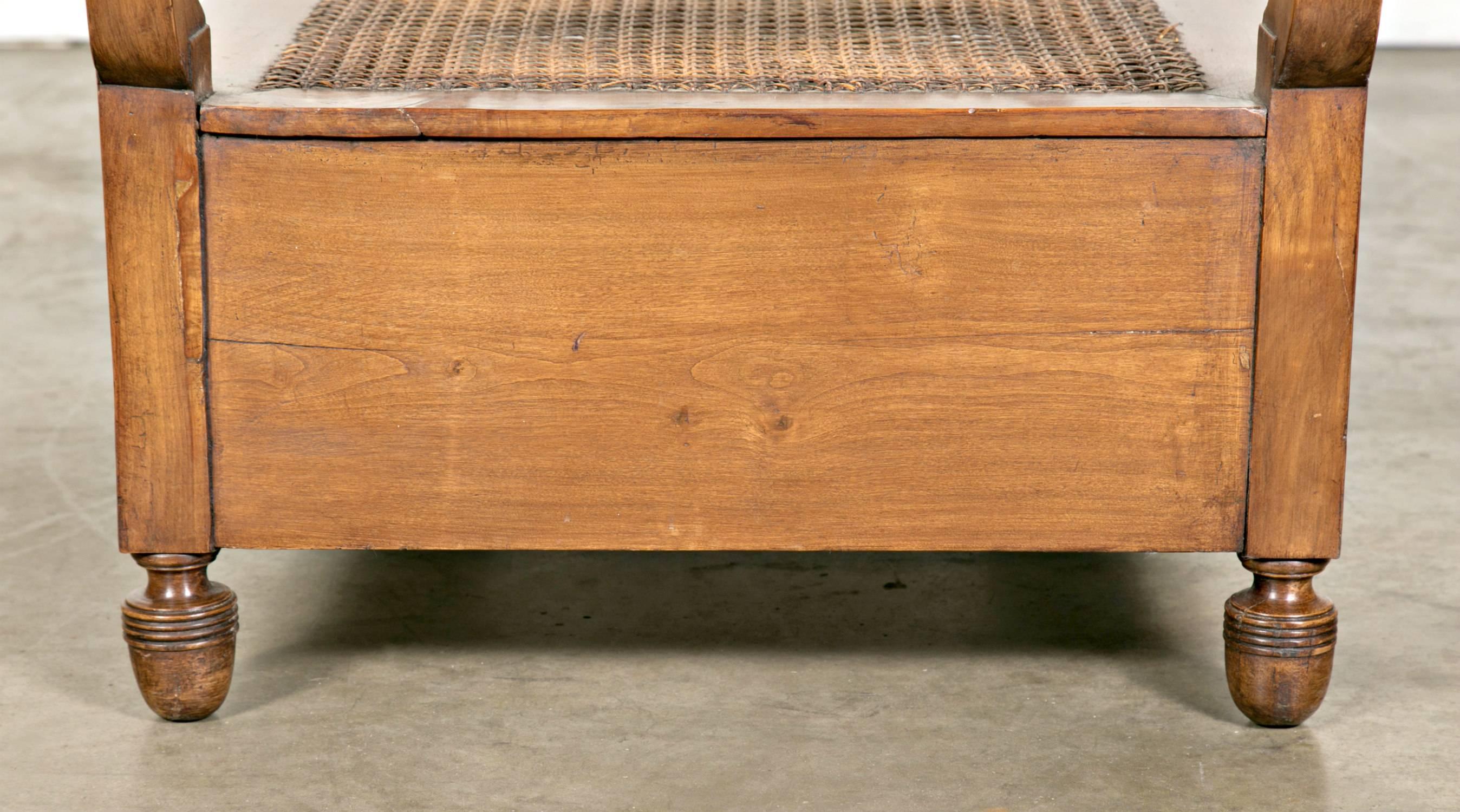 Ancienne banquette française provençale en cerisier avec assise en rotin 2