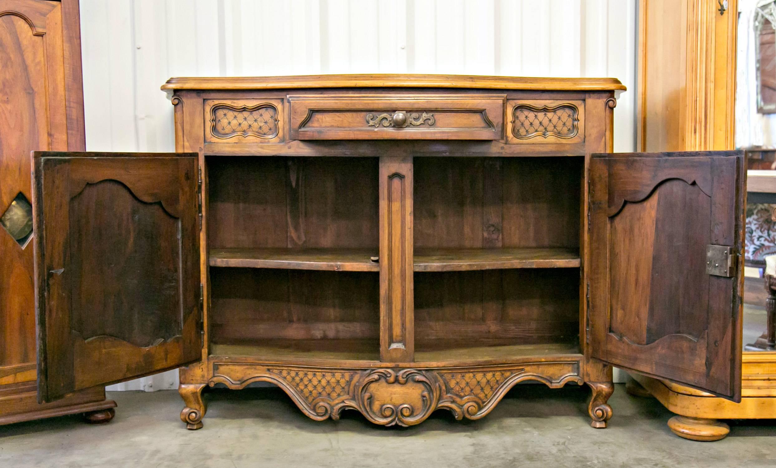 Antique French 19th Century Louis XV Provencal Hand-Carved Solid Walnut Buffet In Excellent Condition In Birmingham, AL