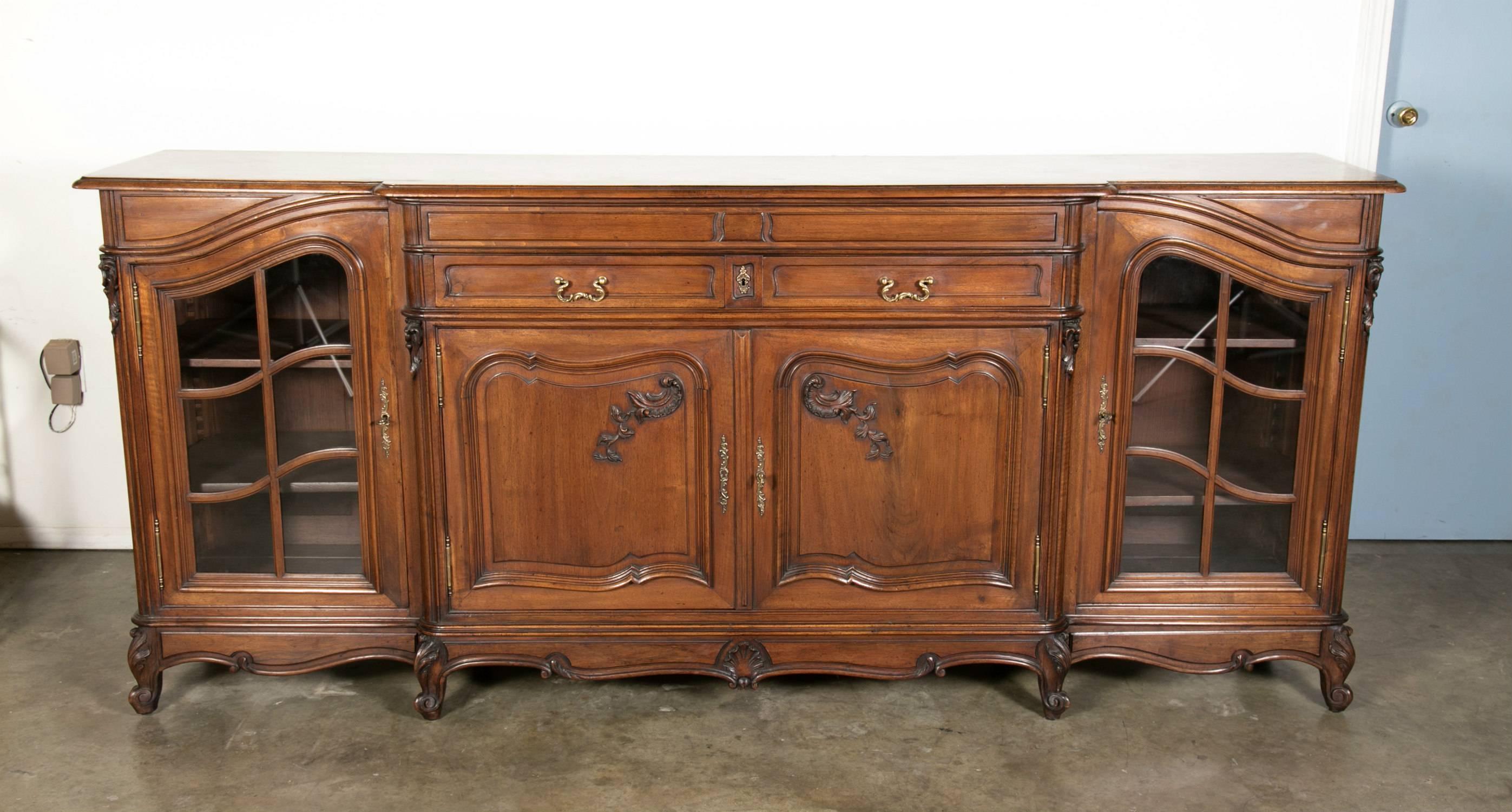 Beautiful Louis XV style enfilade buffet from La Belle Époque period in France, expertly crafted in solid walnut with a parquet top over a step-front centre section featuring two drawers over two doors with raised and recessed panels flanked by two