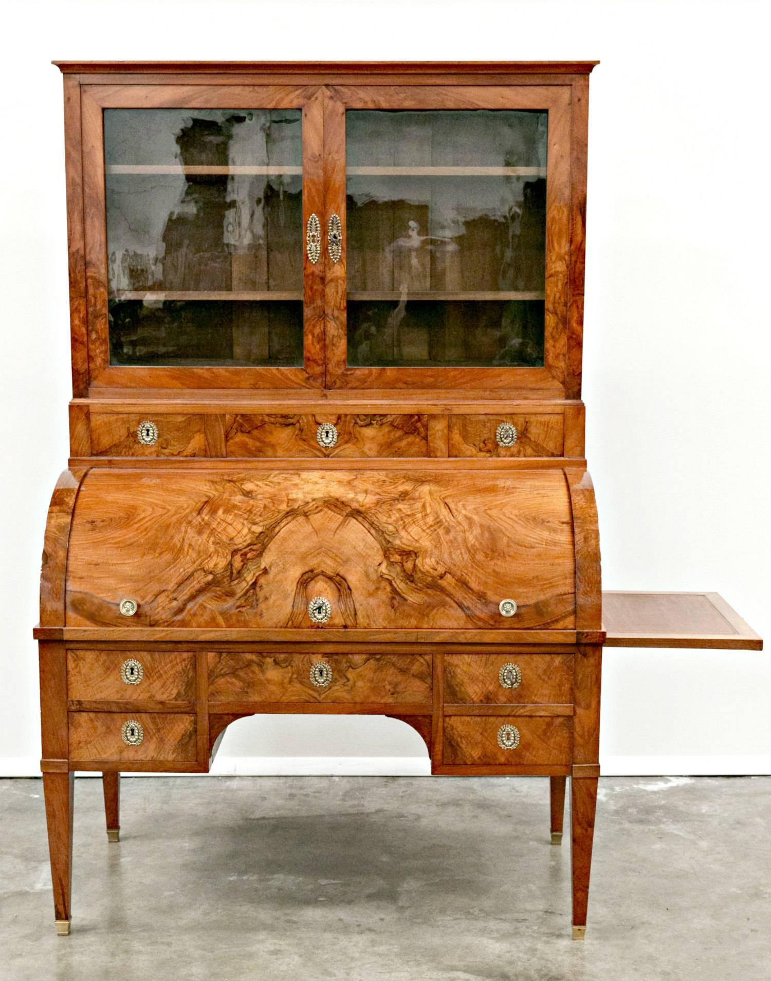 An exceptional Louis XVI period bureau à cylindre, or cylinder desk with bookcase, giving you a glimpse of the beauty of fine 18th century French furniture. The desk exhibits an exceptional blend of restrained, neoclassical elements and is formed