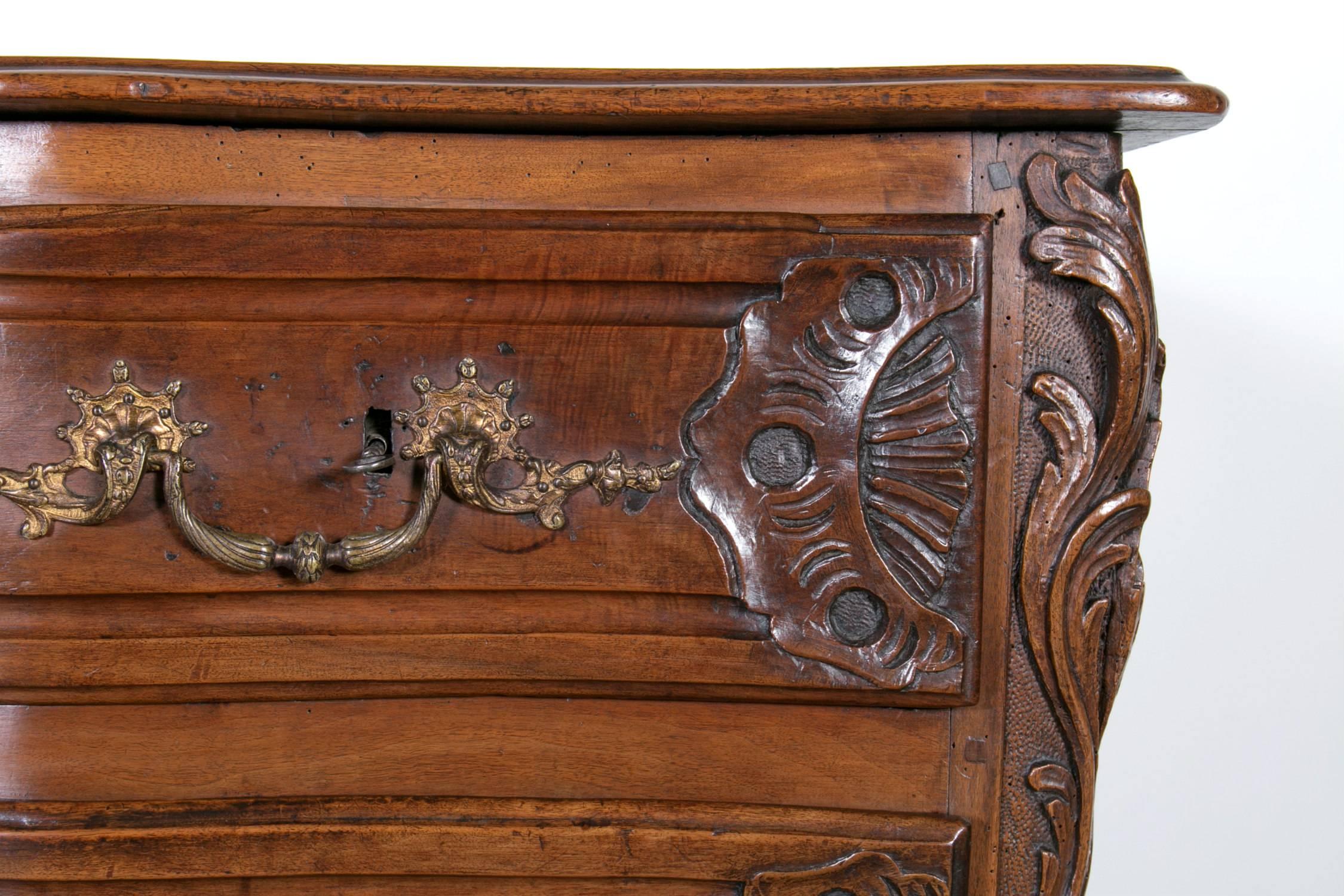 Exceptional 18th Century Regence Period Lyonnaise Commode Galbée For Sale 6