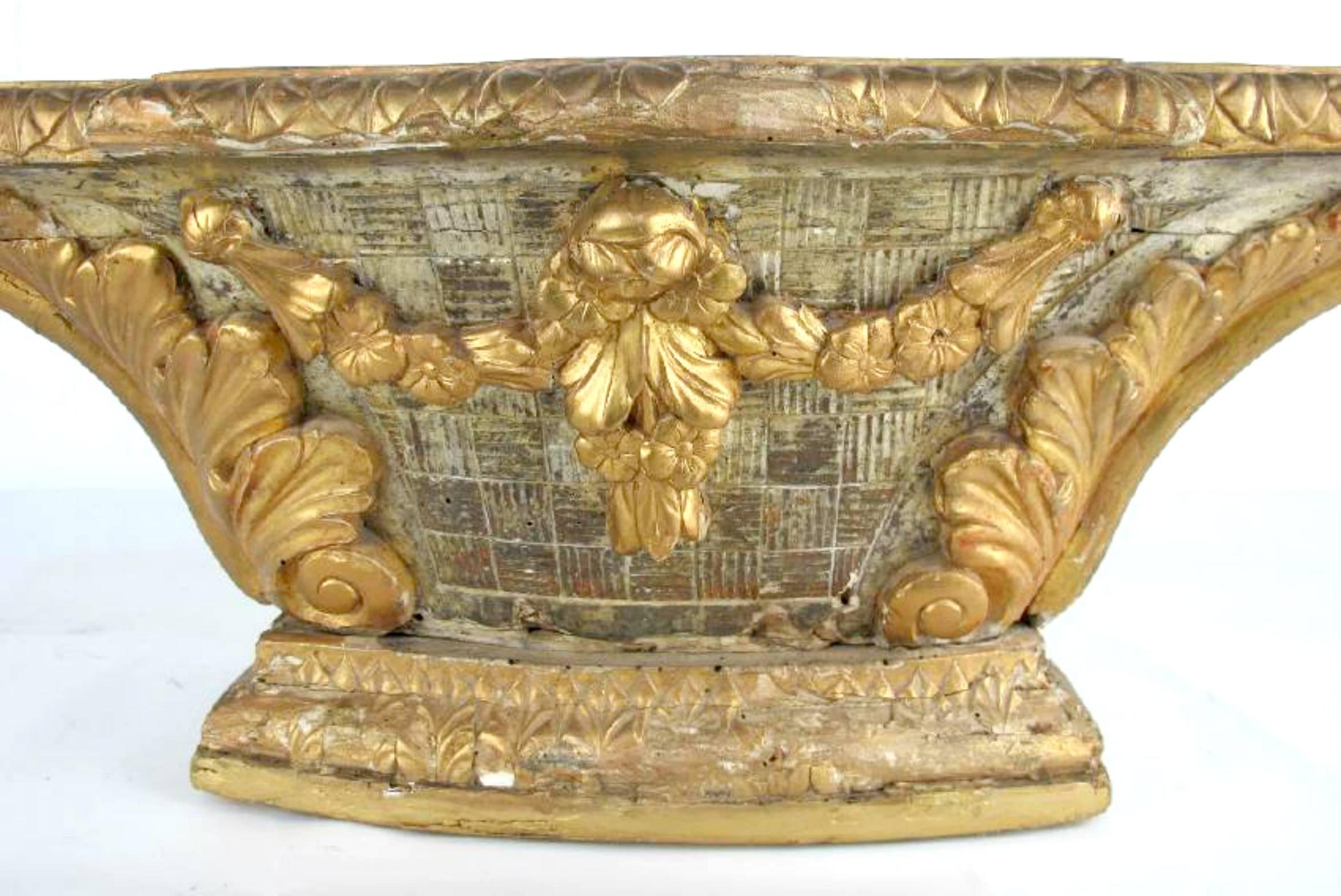 Wonderful 18th century French Louis period XVI carved tabletop giltwood altar pedestal with garland and foliate motifs. Used for the display of a saint or statue, it's wonderful on its own. 

Dimensions: 
Height: 11.25 inches
Width: 30