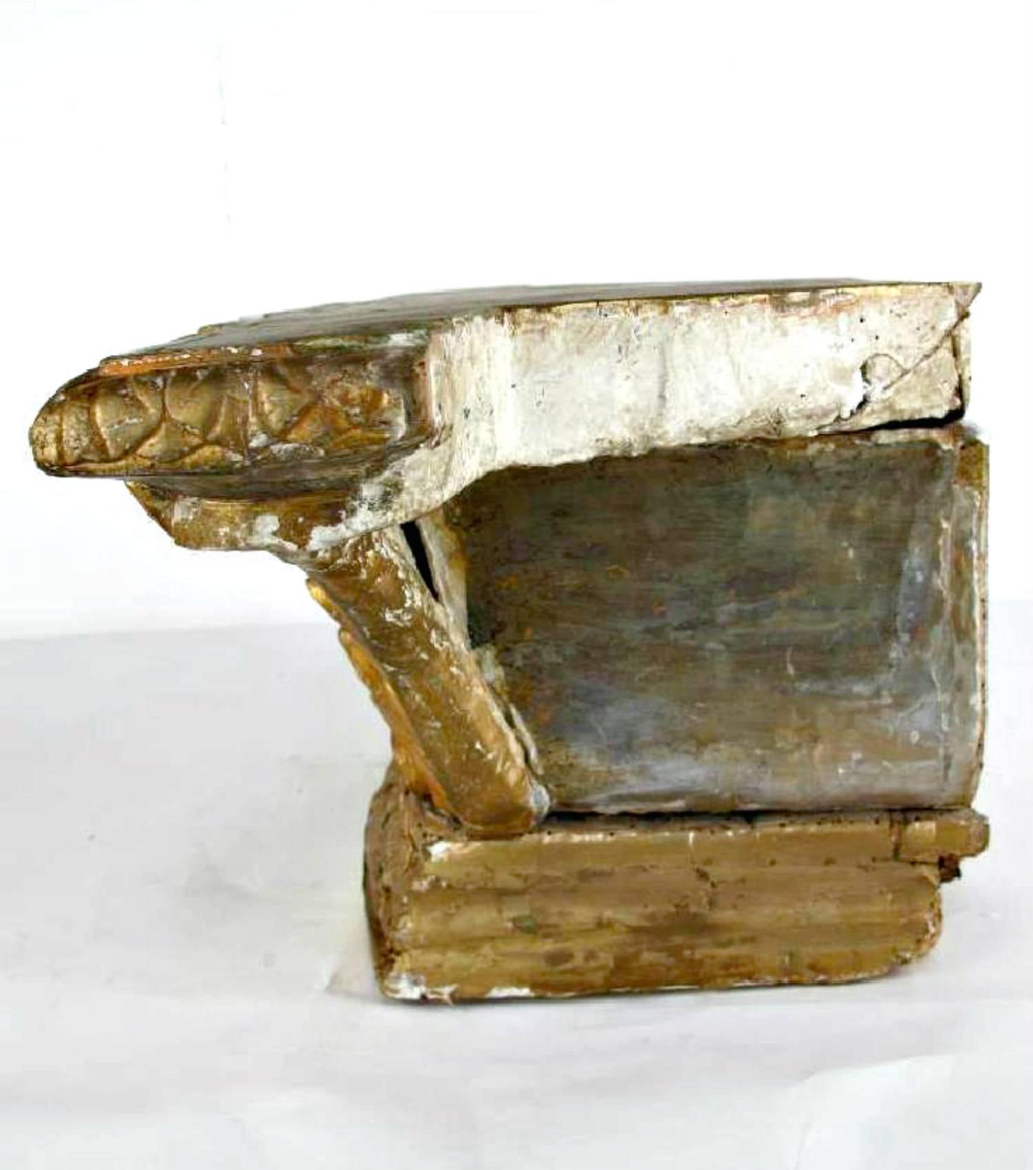 Piedistallo d'altare in legno dorato intagliato del XVIII secolo in Francia, periodo Luigi XVI in vendita 4