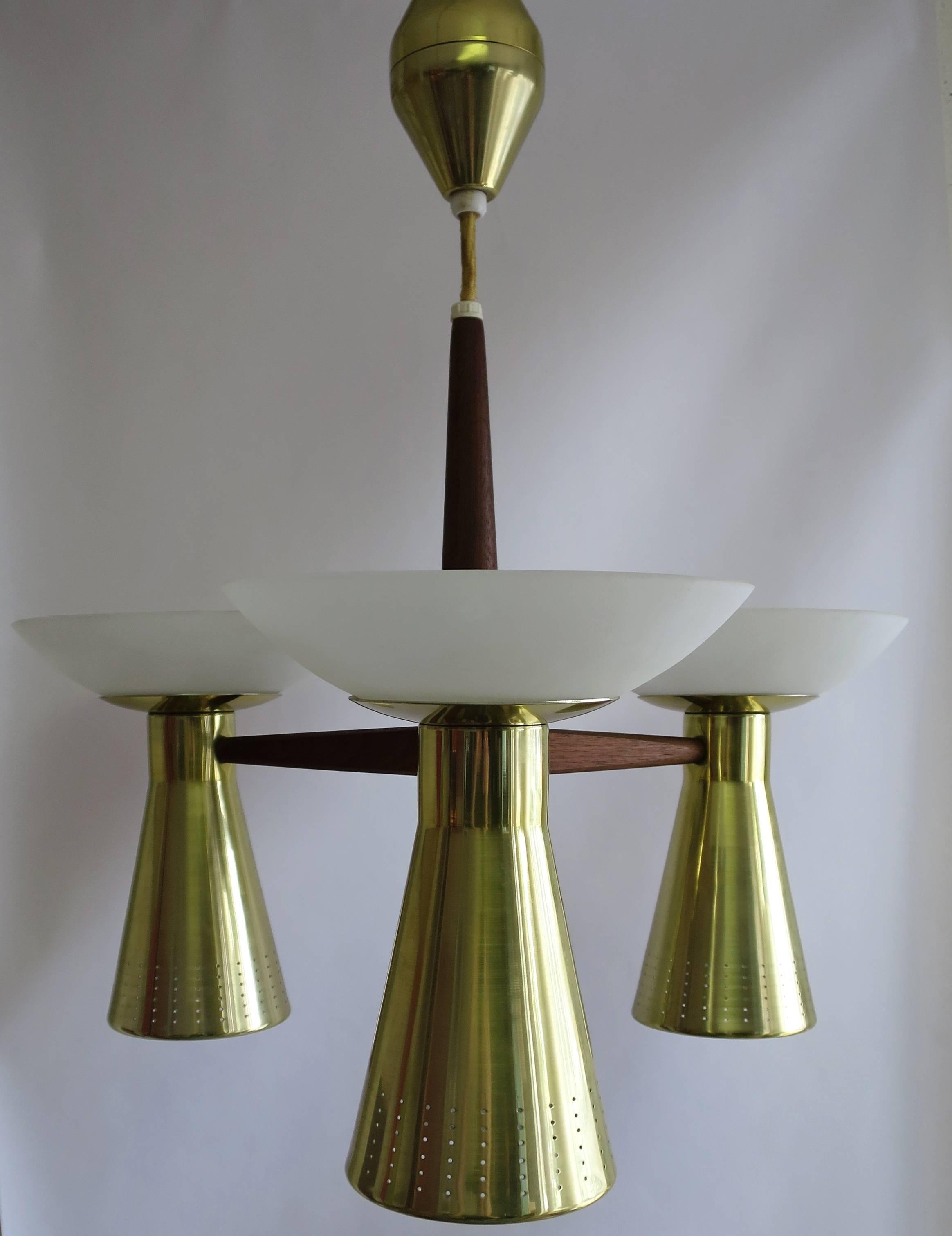 Vintage brass and walnut triple pendant hanging lamp chandelier by Lightolier. Three way switch (bulbs on top and bottom). Adjustable cord length. Very nice vintage condition, circa 1960s.
