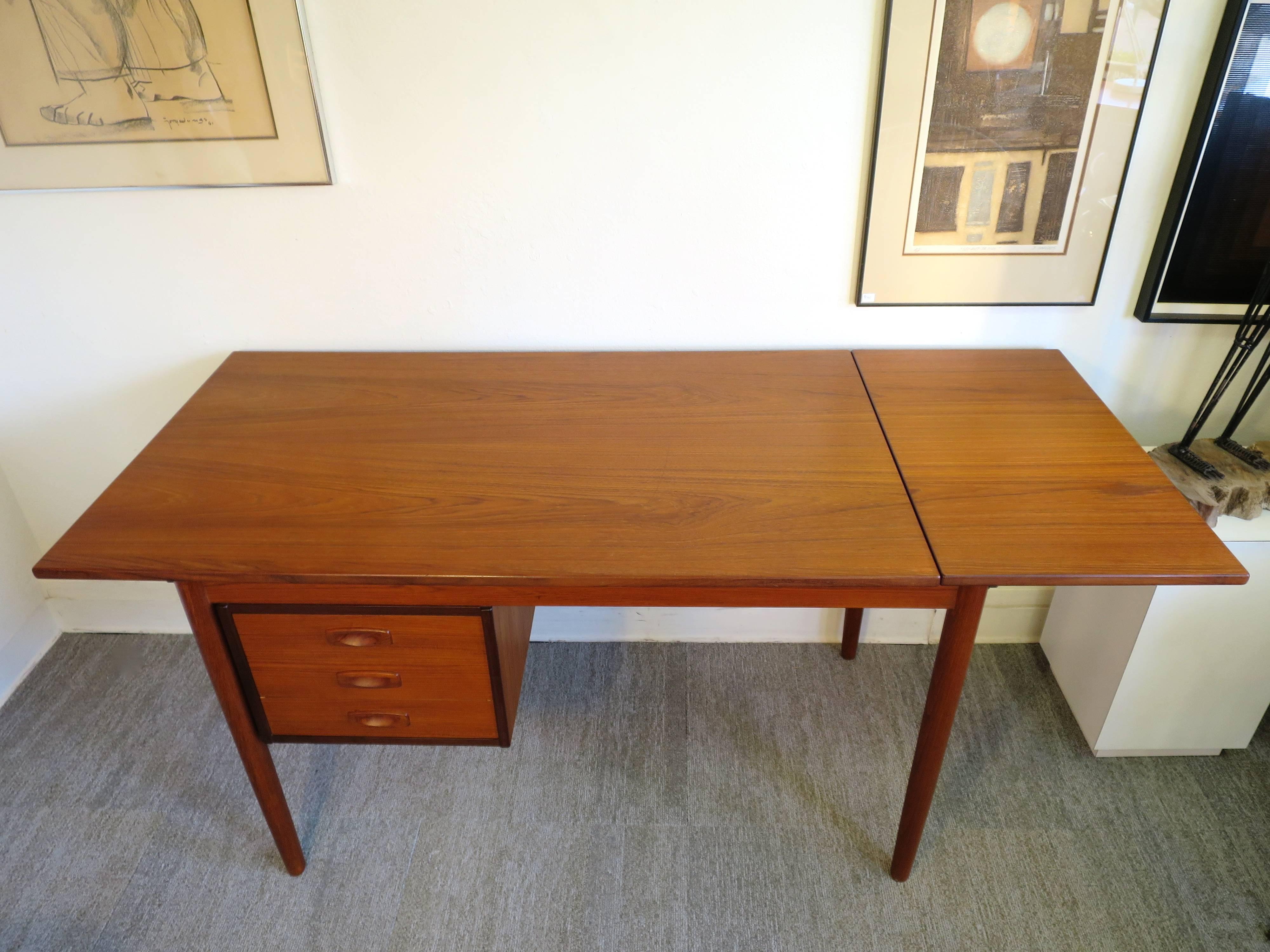 Danish Modern Drop-Leaf Desk in Teak by Arne Vodder In Excellent Condition For Sale In San Diego, CA