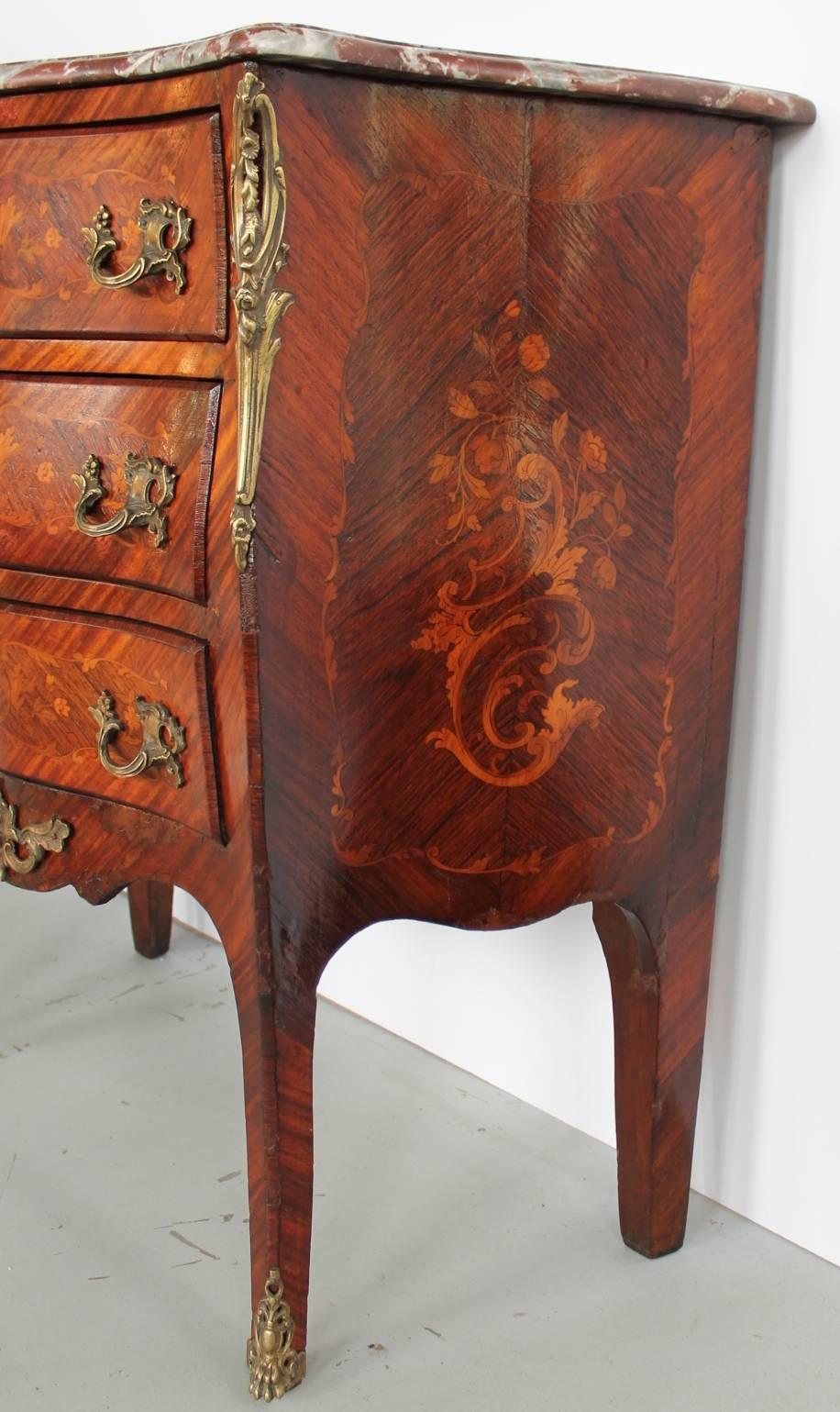 Louis XV Style Marquetry Inlaid Petite Commode, Late 19th-Early 20th Century In Excellent Condition For Sale In Cleveland, OH