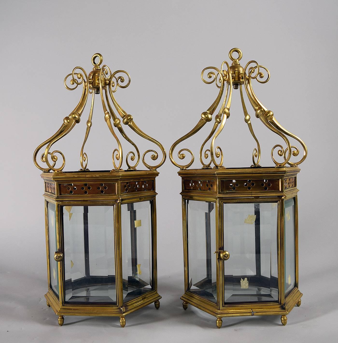 Fine Pair of English Brass Hexagonal Hall Lanterns For Sale 1