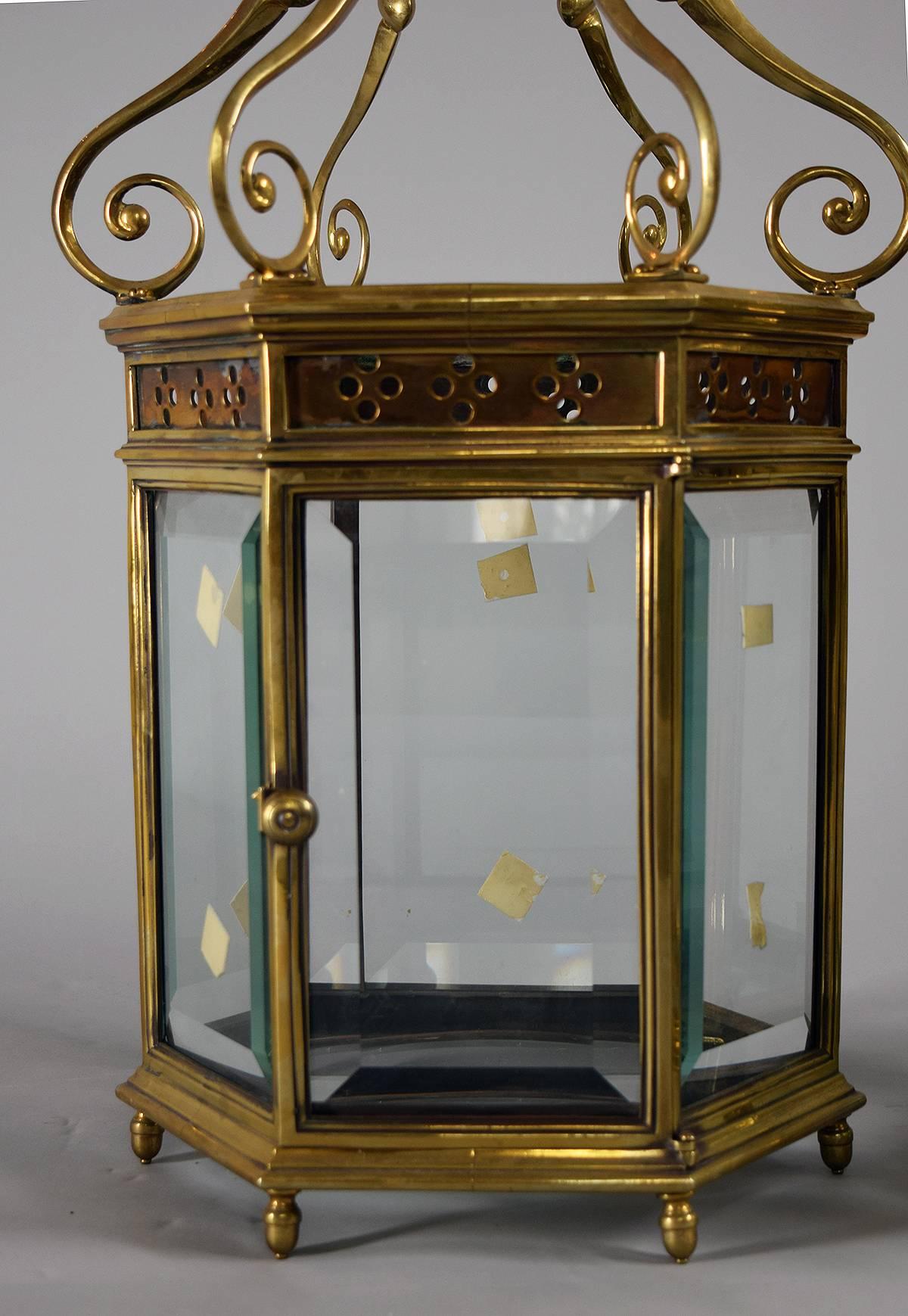 Fine Pair of English Brass Hexagonal Hall Lanterns In Good Condition For Sale In Cleveland, OH