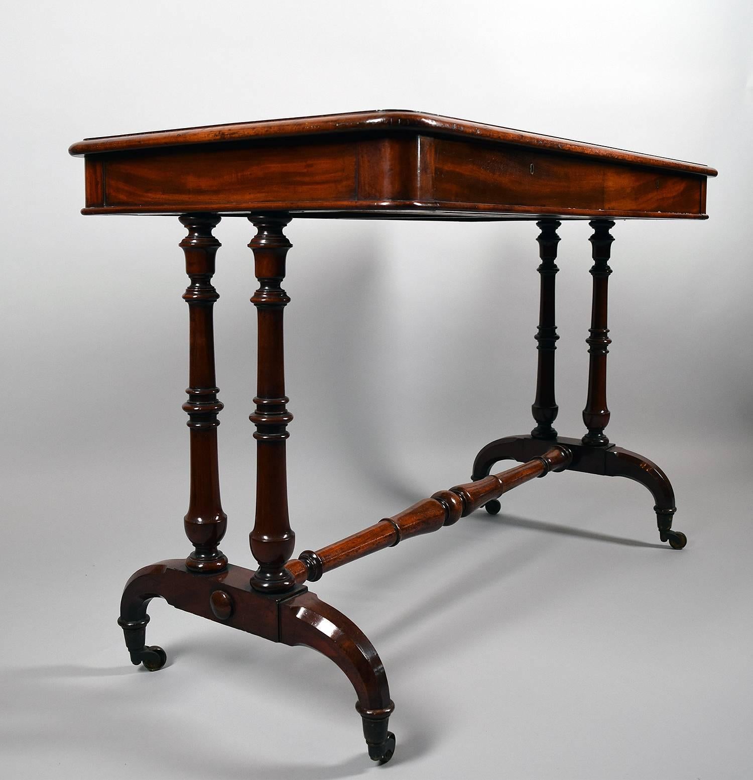 Early Regency Leather Top Writing Table, circa 1810 In Good Condition For Sale In Cleveland, OH