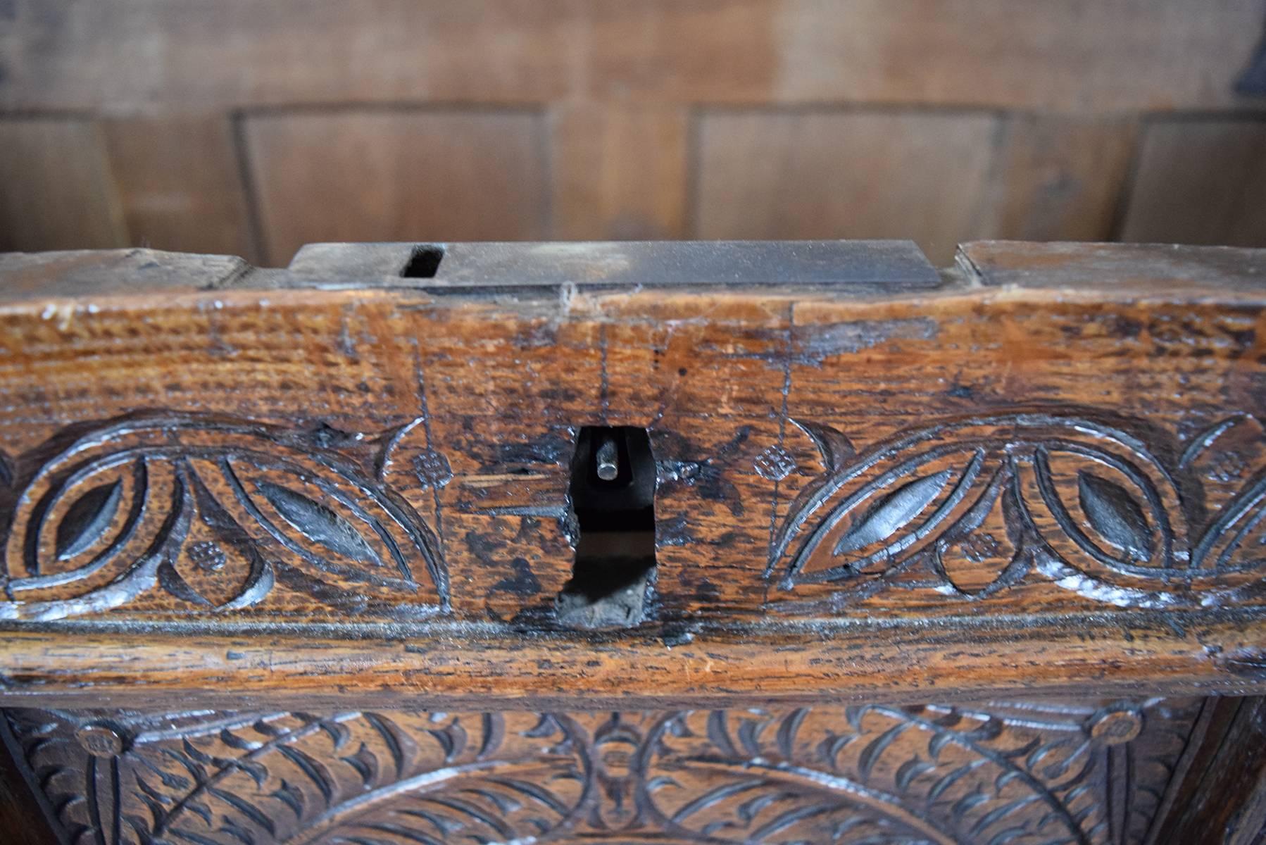Fine Stuart Inlaid and Carved Oak Coffer, Early 17th Century In Good Condition For Sale In Cleveland, OH