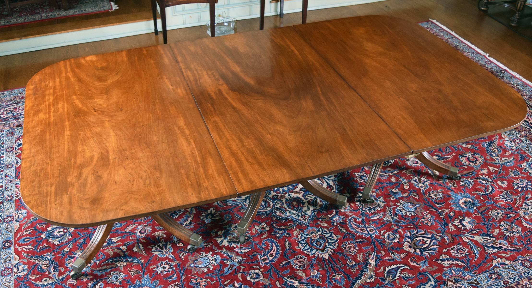 Regency Mahogany Three-Pedestal Dining Table, circa 1825 In Good Condition For Sale In Cleveland, OH