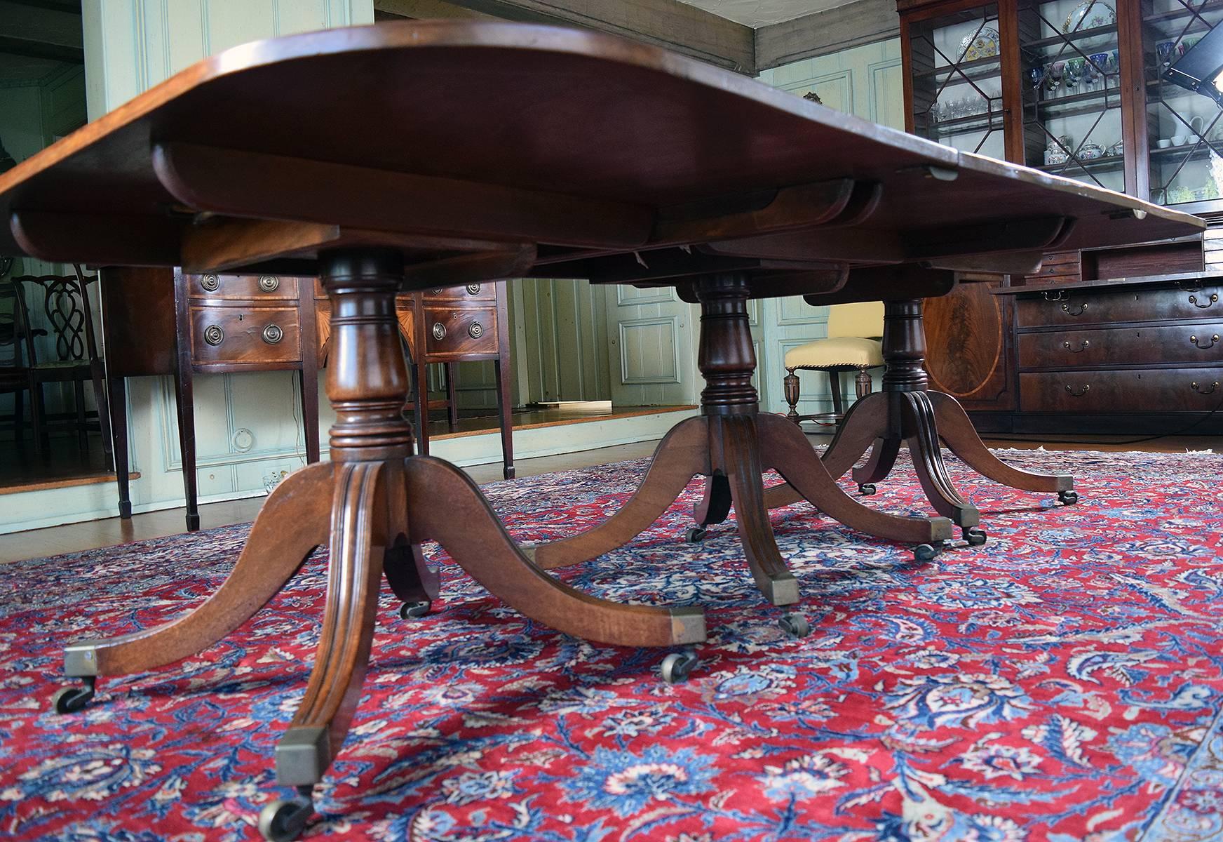 19th Century Regency Mahogany Three-Pedestal Dining Table, circa 1825 For Sale