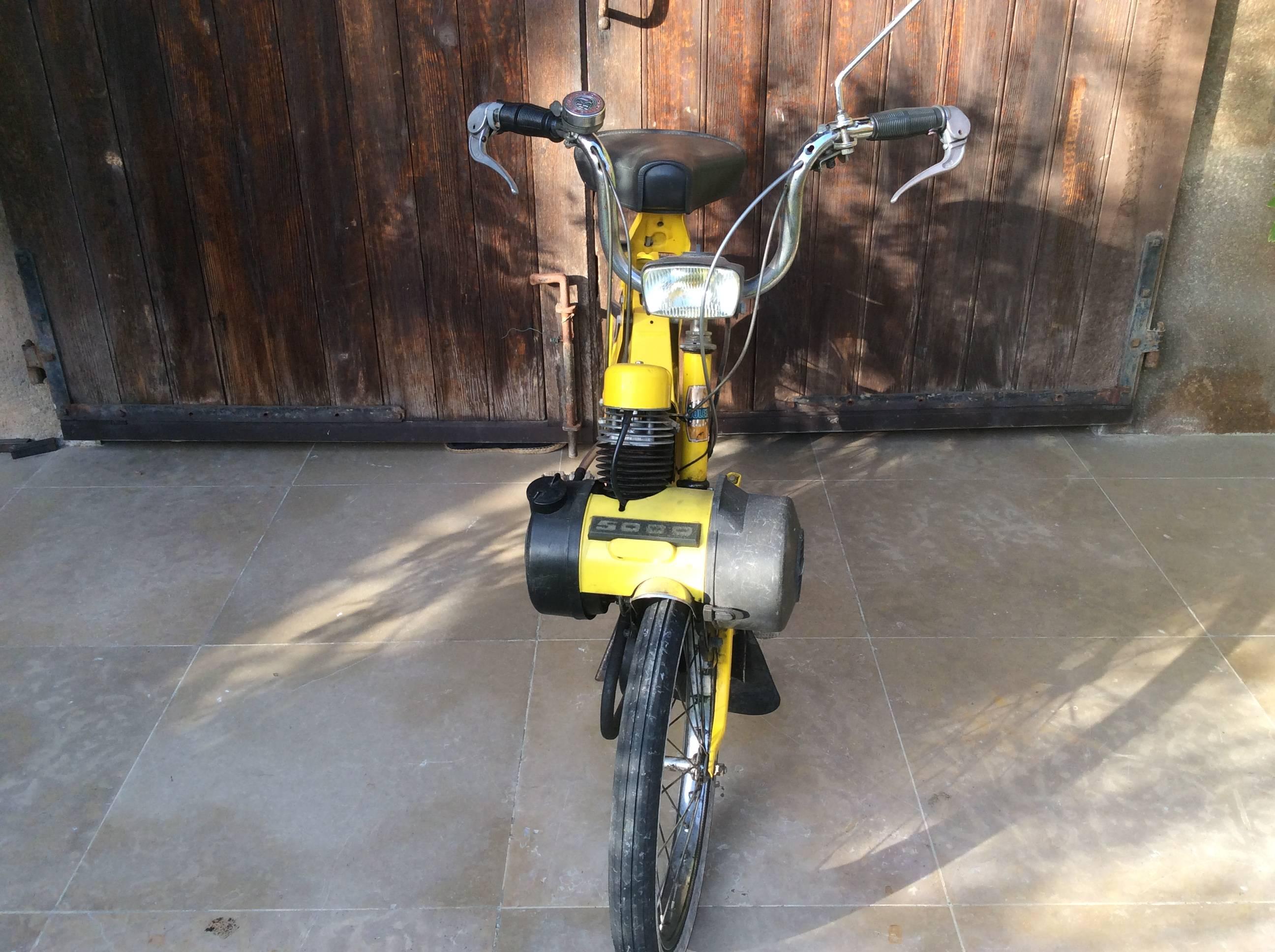 Véritable Solex dans sa couleur d'origine et en état de fonctionnement ( entièrement révisé au mois d'août).
C'est un des premiers modèles avec sa manette de décompression en métal et son petit bec de canard court en inox.
Il est complet, mis à