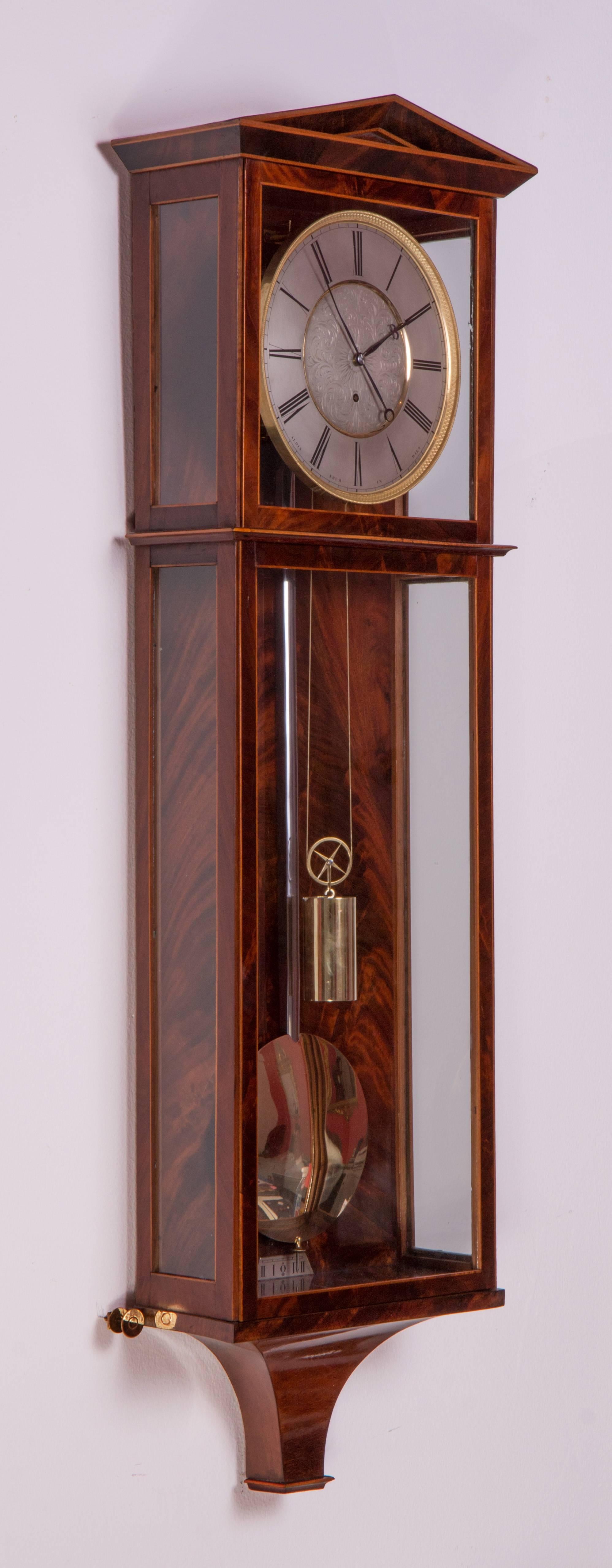 Signed: „Alois Krum in Wien“
Length: 89 cm, duration: eight days
Mahogany veneered case with maple stringing, silvered and engraved metal dial, blued steel hands, gilt inner ring and engine turned gilt bezel, deadbeat escapement, spring