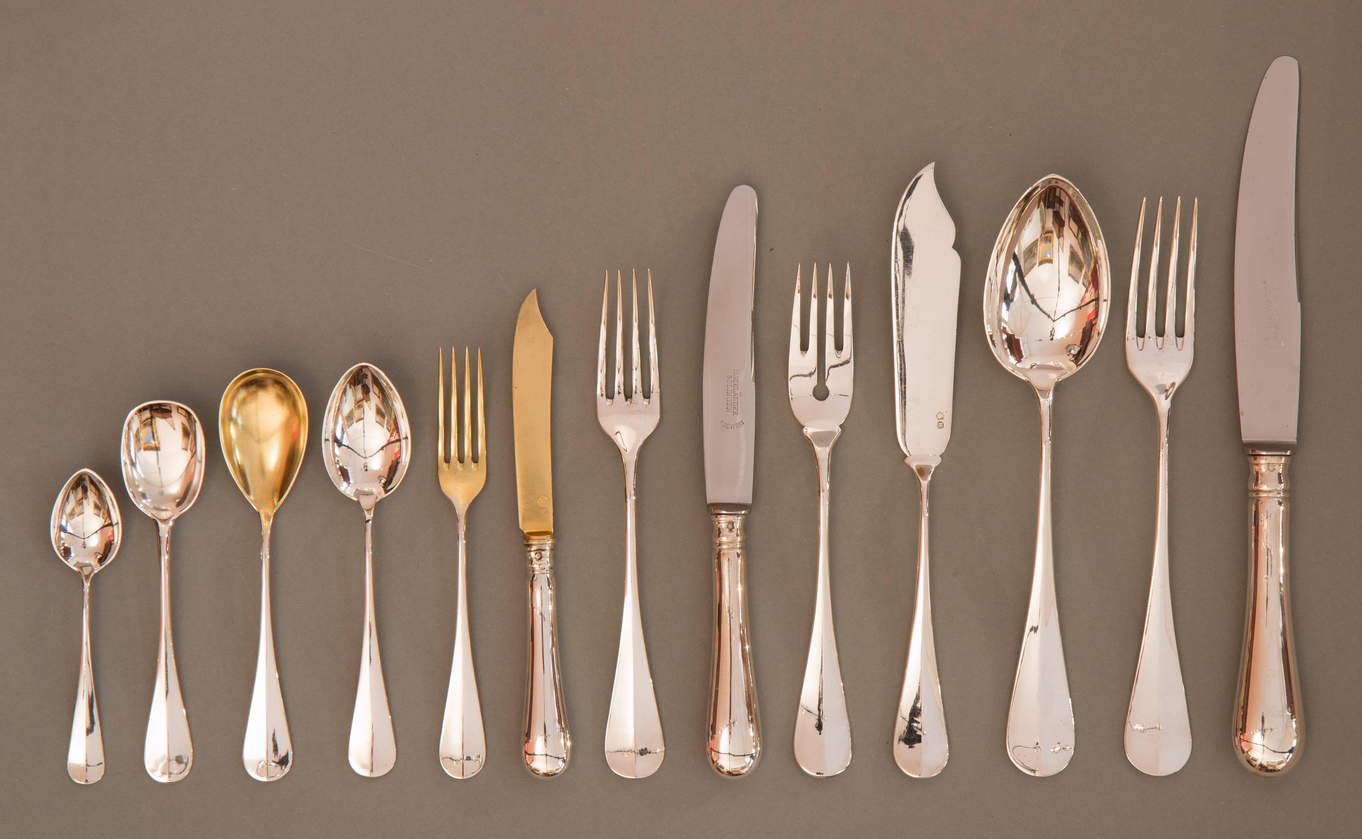 Original oak canteen with four drawers: 57 x 46 x 30.5 cm.
Mark of Alexander Sturm (founded 1882), Diana head hallmark 1886-1922, 800 silver, weight without knives ca. 6.400 gram, 181 pieces:
12 spoon, 12 knife, 12 fork, 12 appetizer fork, 12