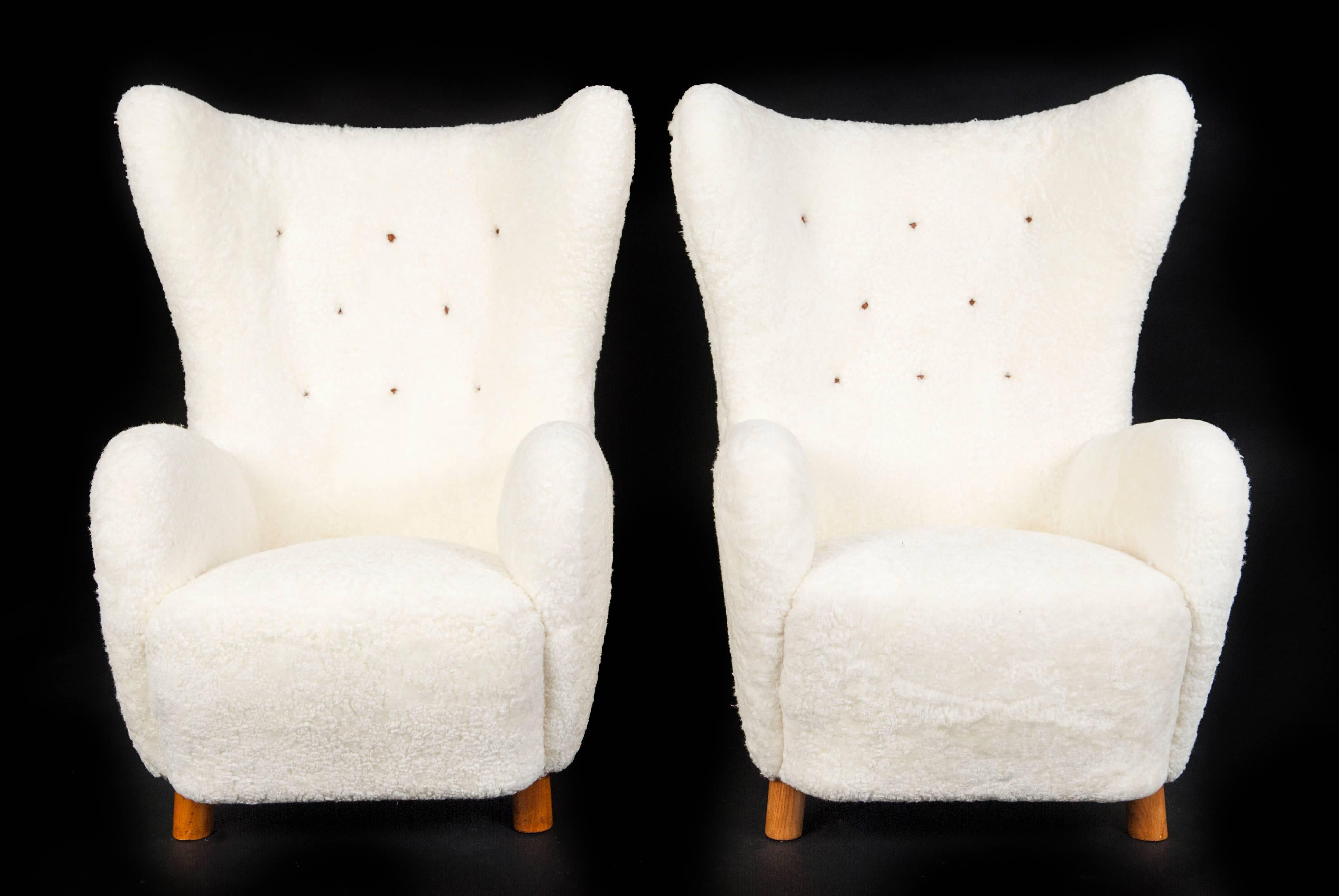Mogens Lassen

Pair of 1940s high back Easy Chairs upholstered in sheepskin.
Back fitted with Niger leather buttons