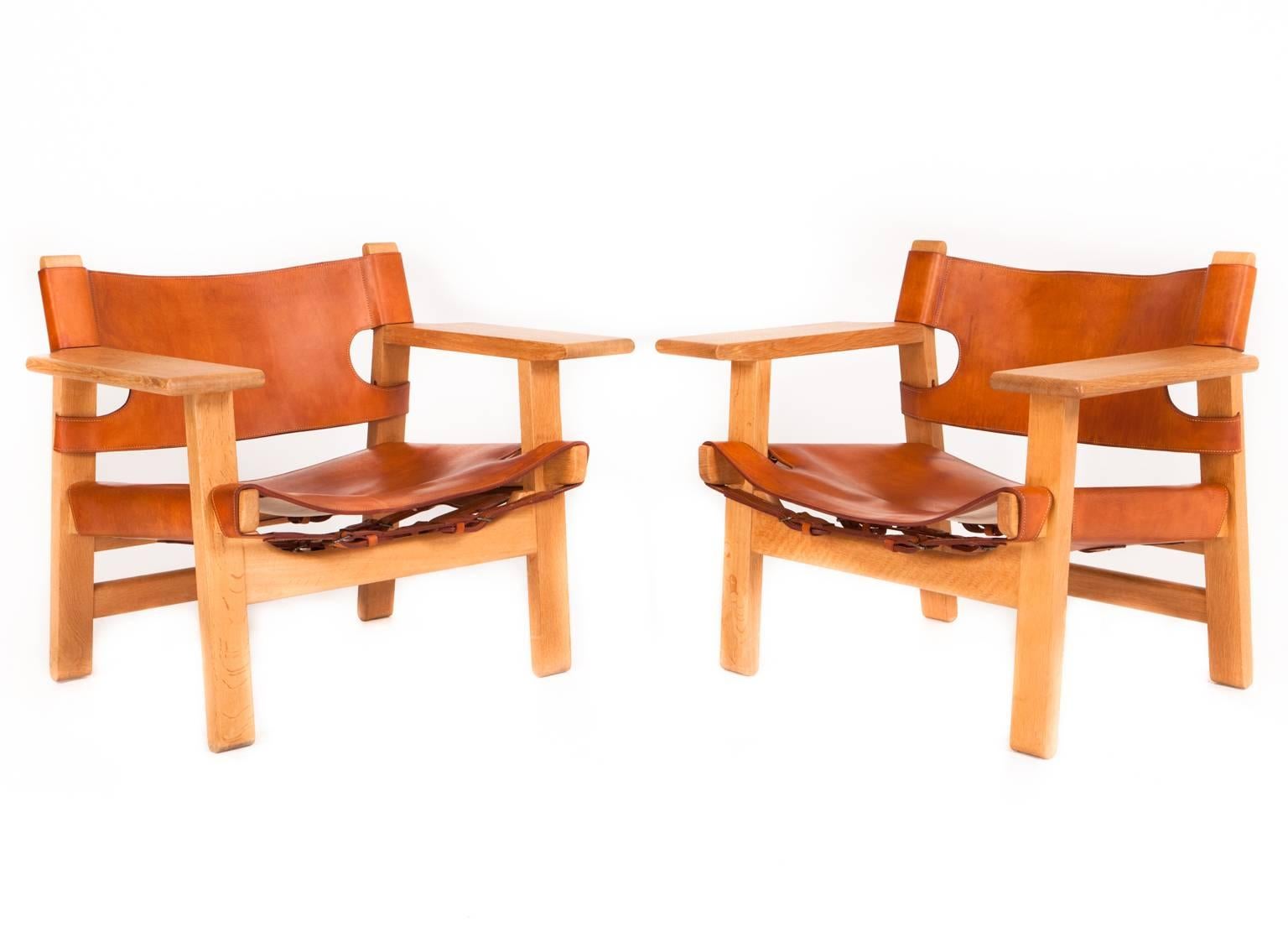Børge Mogensen.

The Spanish chair.

A pair of solid oak armchairs. Seat and back with patinated natural leather.

Designed 1958.
Manufactured by Fredericia Stolefabrik.