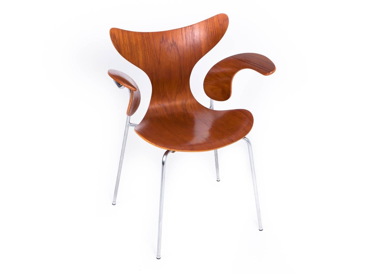 Arne Jacobsen

The Seagull chair model 3208

Rare set of 12 Seagull chairs in teak.

Designed for the Danish National Bank in 1968
Produced by Fritz Hansen

(Sold as set of 6 - 8 - 12).