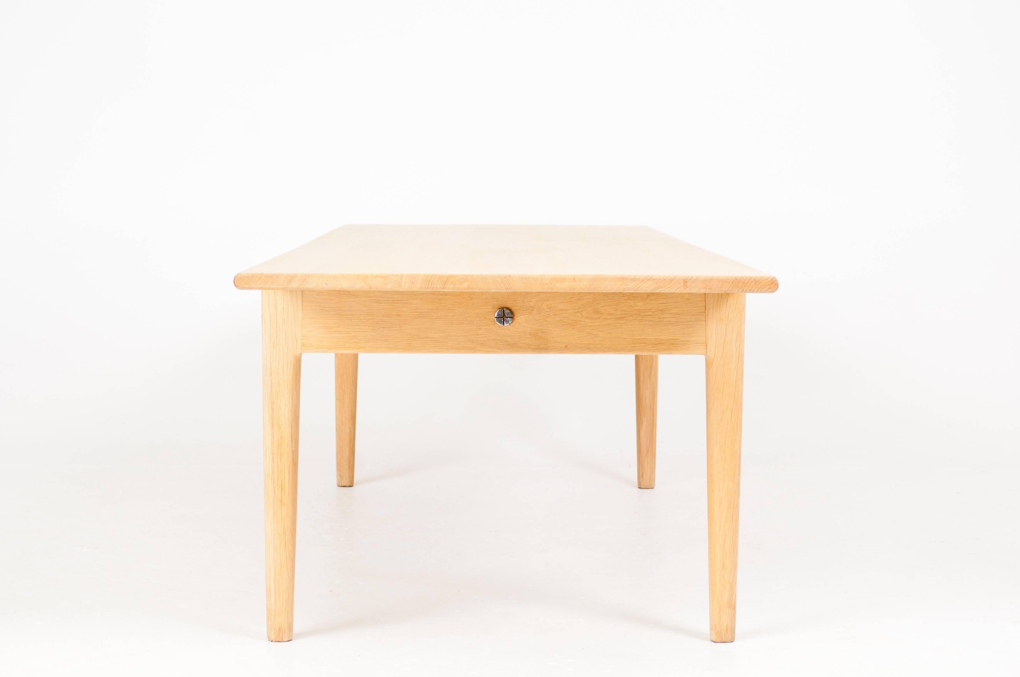 Hans J. Wegner. Oak Coffe Table Model AT-15 In Excellent Condition For Sale In Copenhagen, DK