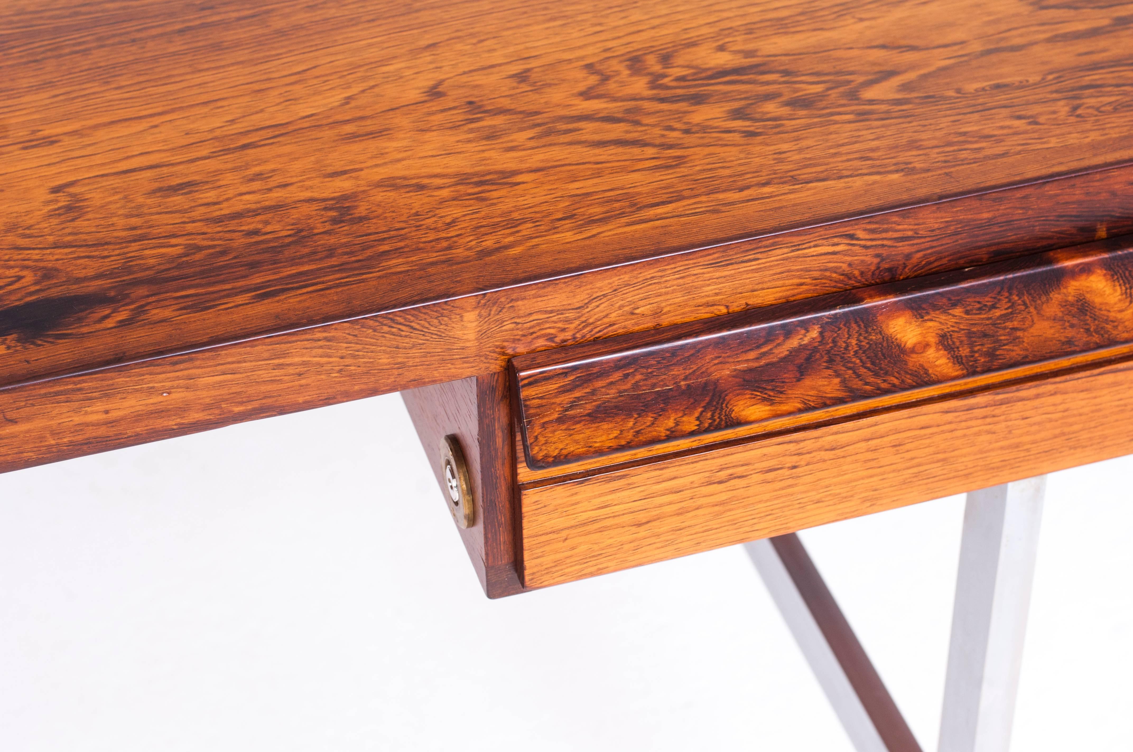 Illum Wikkelsø.

An impressive free-standing Brazilian rosewood desk, steel frame, front with two drawers.

Manufactured by P. Schultz & Co.
  