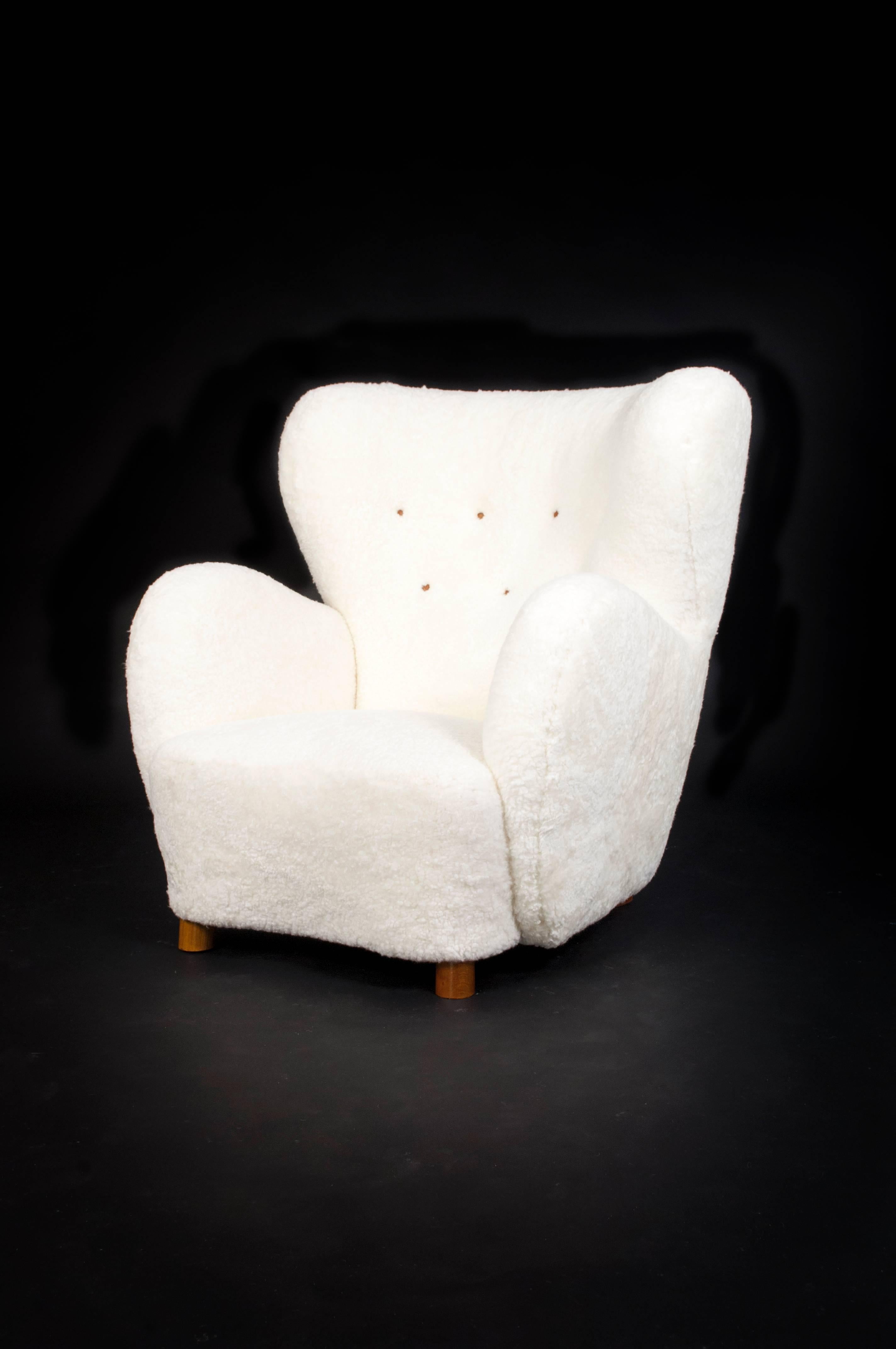 Flemming Lassen attributed.

Easy chairs upholstered with sheepskin, partly fitted with buttons. Mounted on beech legs.

